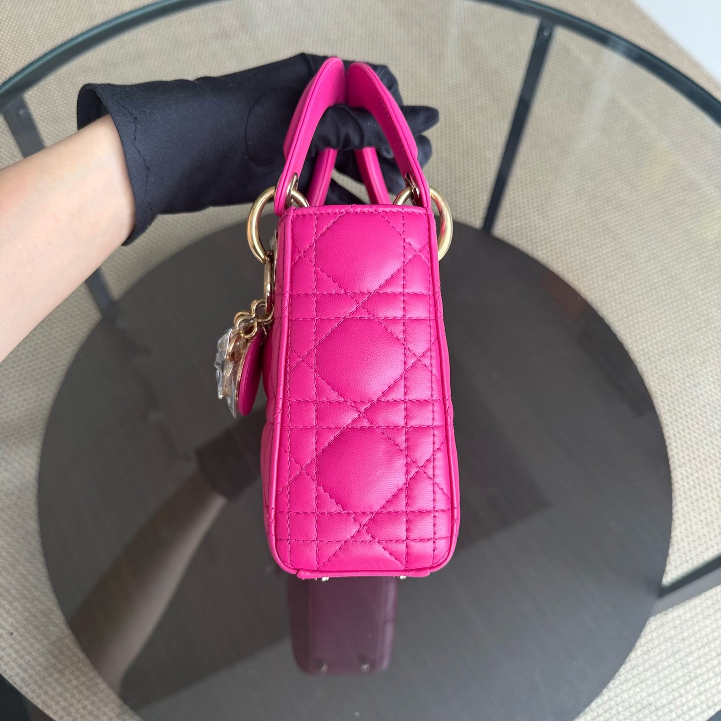 Kovancy Lady Mini - Bandoulière réglable en cuir d'agneau Cannage rose vif avec quincaillerie dorée
