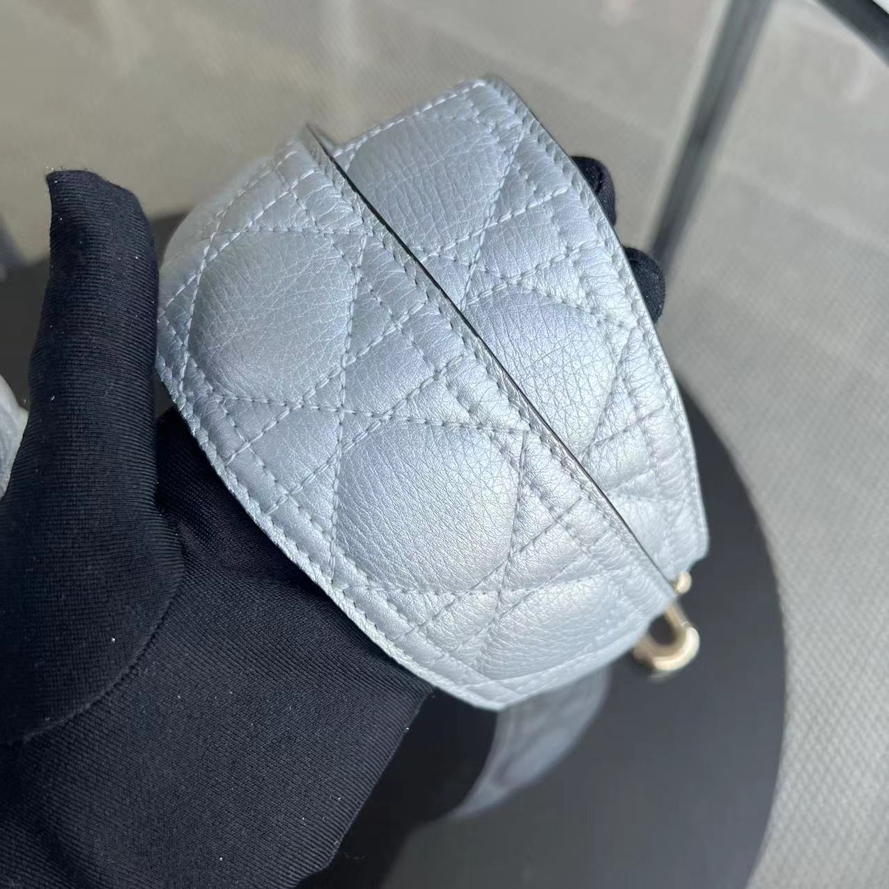 Kovancy Lady Medium - Cuir de veau grainé, accessoires métalliques argentés et dorés