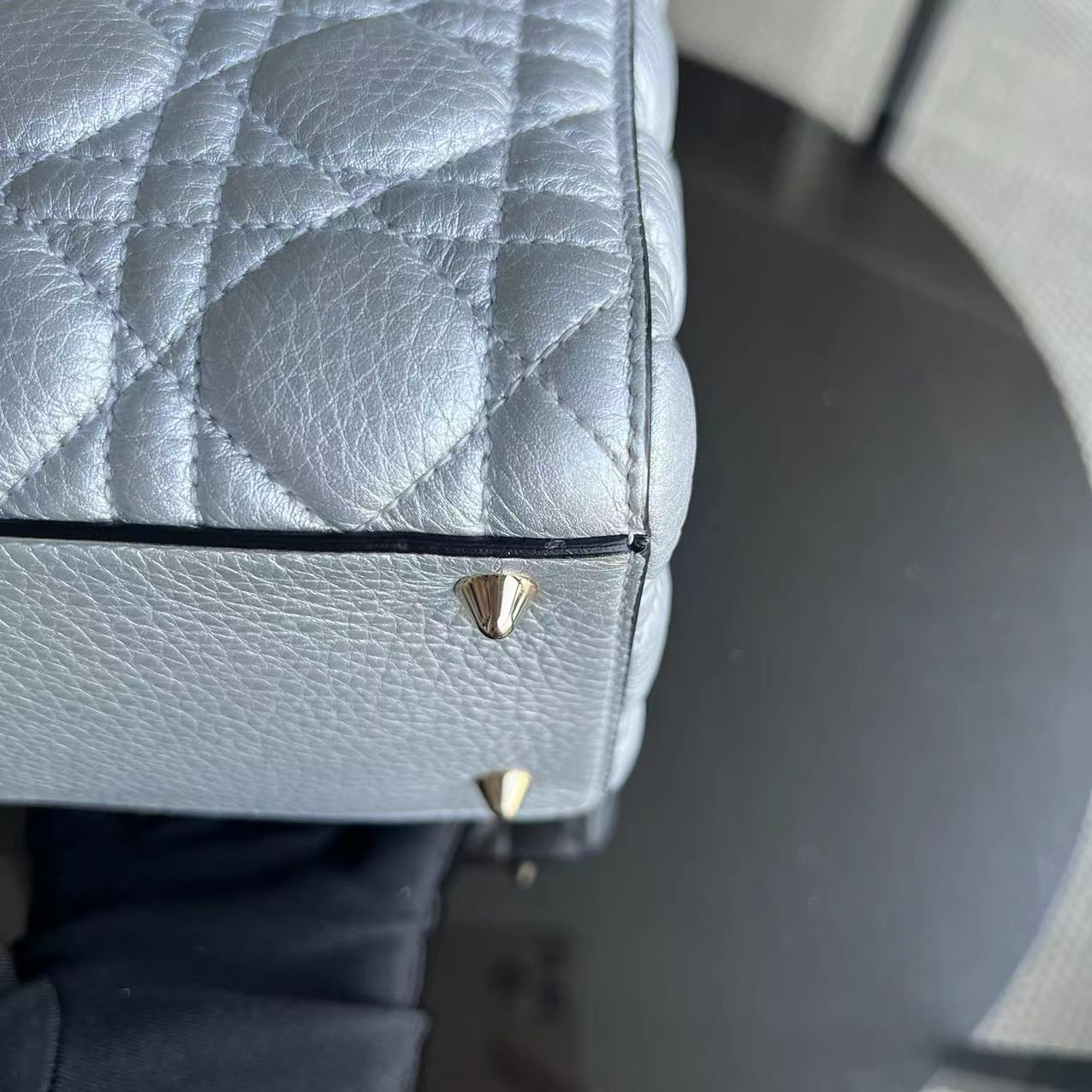 Kovancy Lady Medium - Cuir de veau grainé, accessoires métalliques argentés et dorés