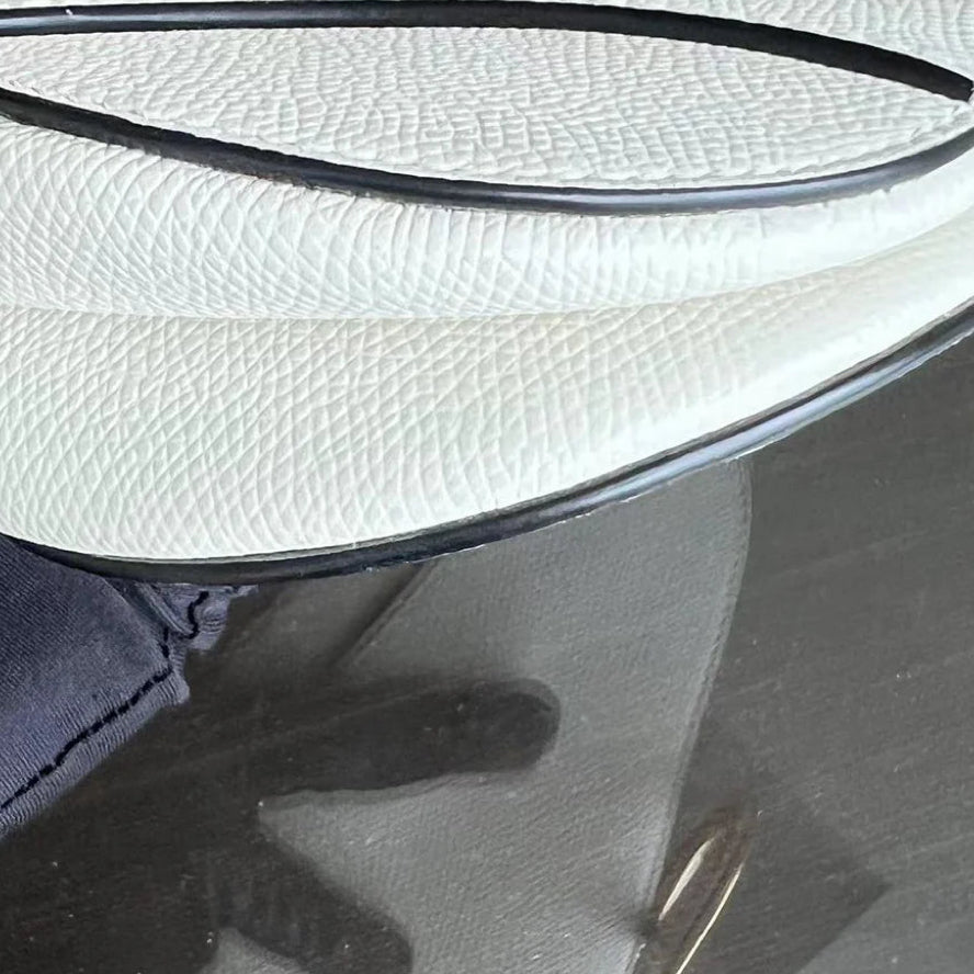 Kovancy Saddle Small 21 cm en cuir caviar blanc avec bandoulière et finitions dorées.