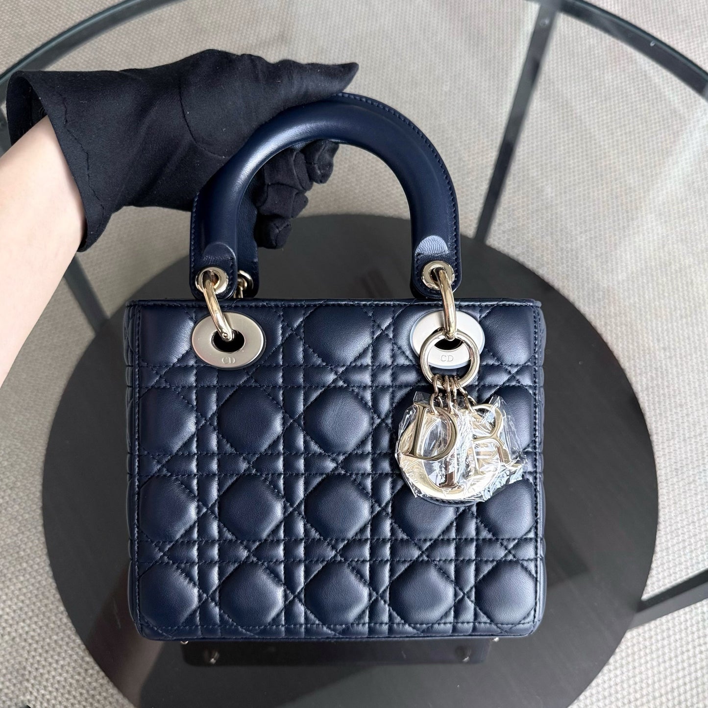 Kovancy Lady Petit rabat - Cuir d'agneau Cannage bleu marine foncé, accessoires dorés avec breloques