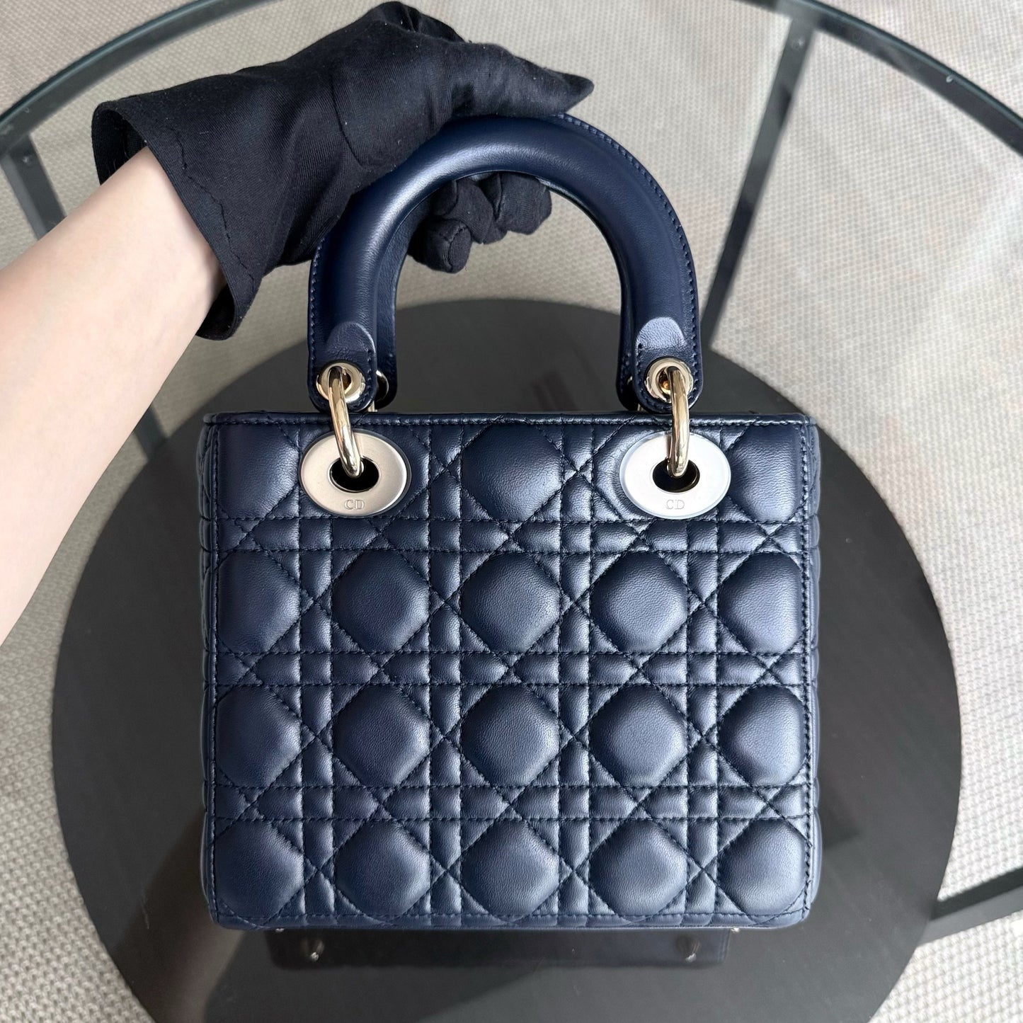 Kovancy Lady Petit rabat - Cuir d'agneau Cannage bleu marine foncé, accessoires dorés avec breloques