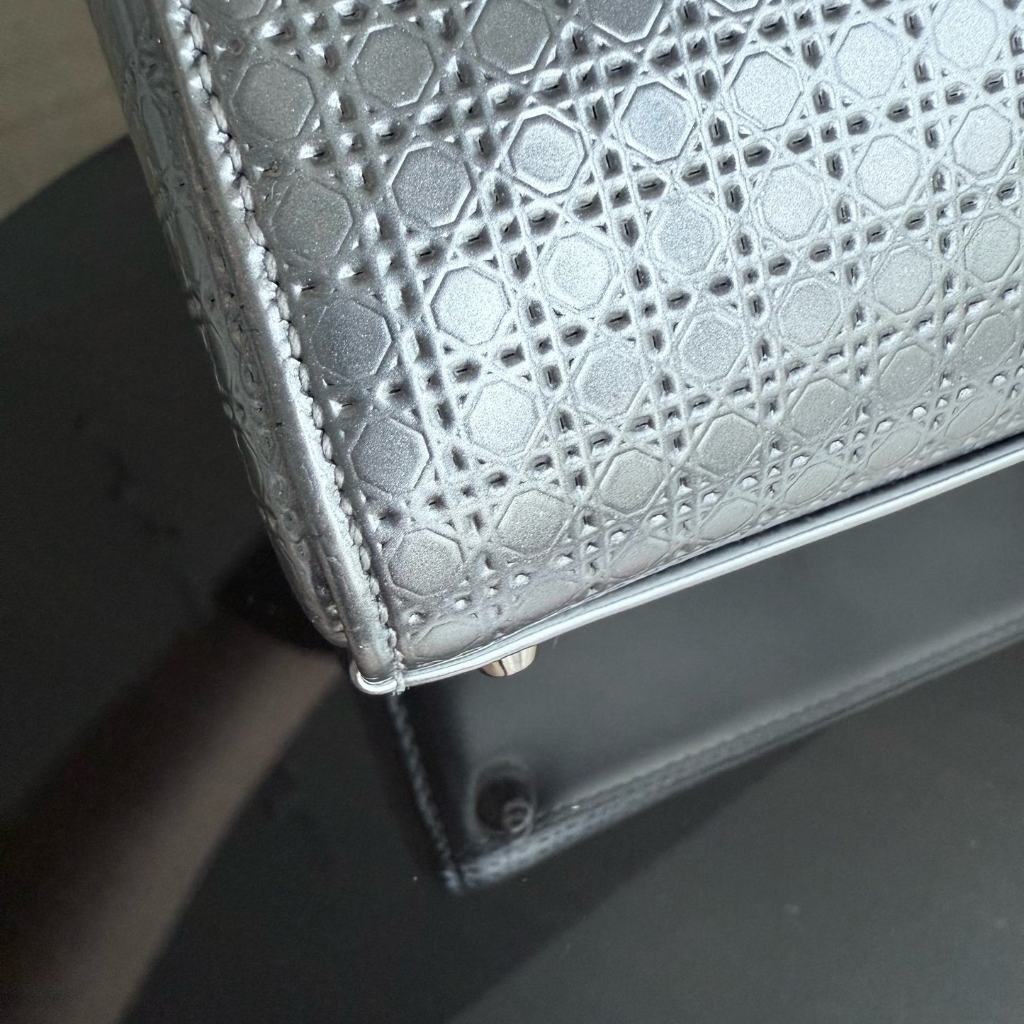 Kovancy Lady Mini - Bandoulière chaîne en cuir de veau métallisé Micro Cannage avec quincaillerie argentée
