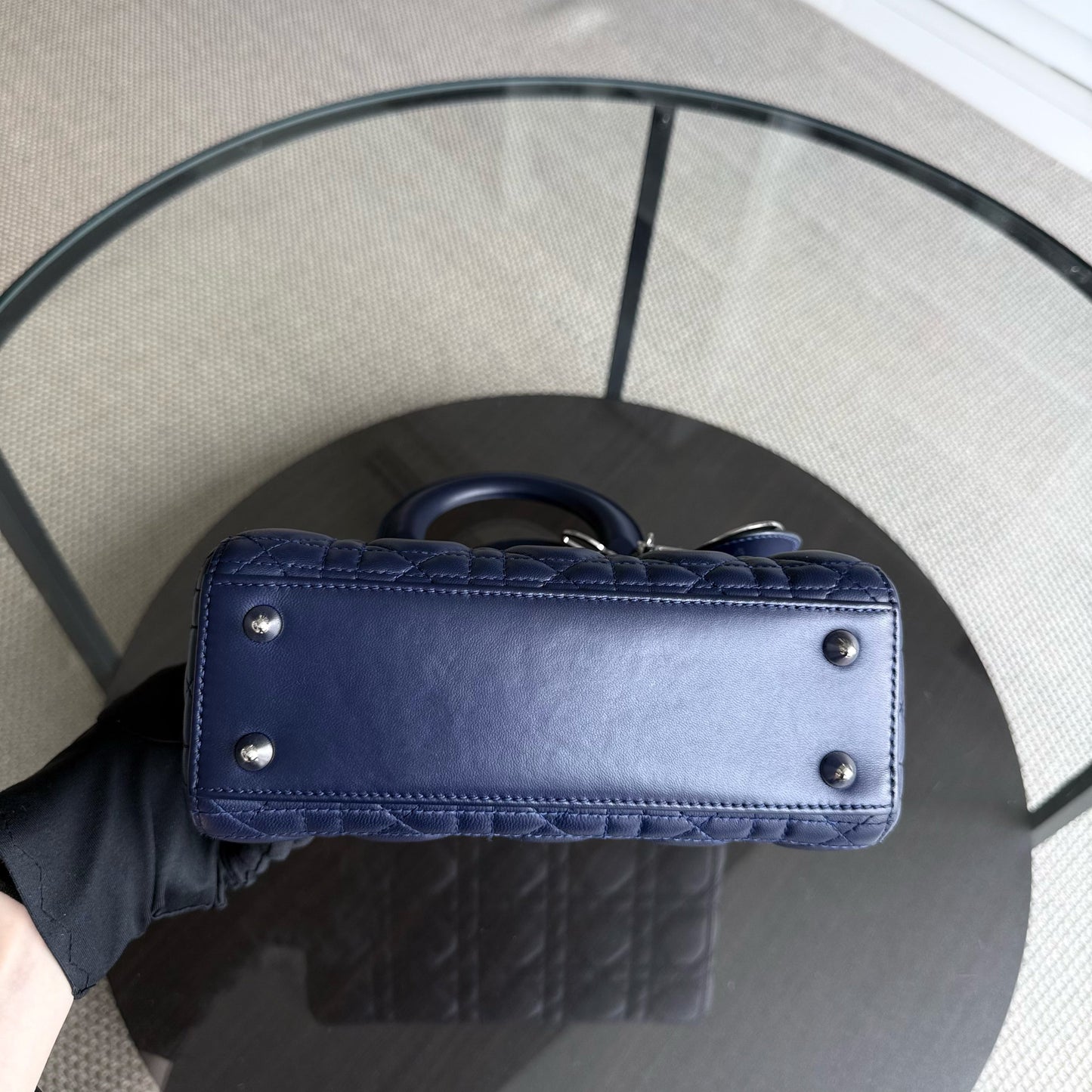 Kovancy Lady Petit rabat - Cuir d'agneau Cannage bleu foncé, quincaillerie argentée
