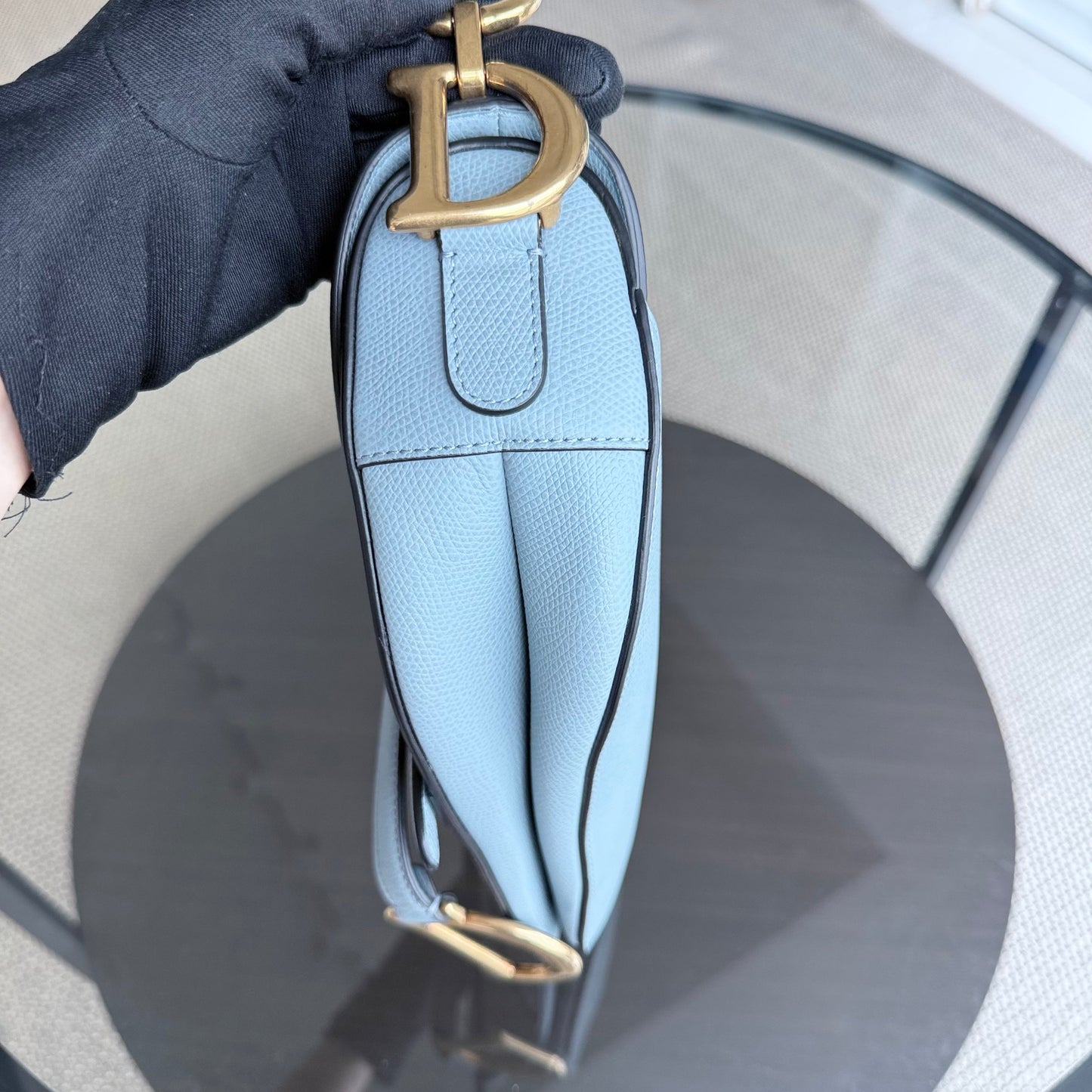 Kovancy Selle Medium - 25 cm en cuir de veau grainé bleu brume, accessoires dorés