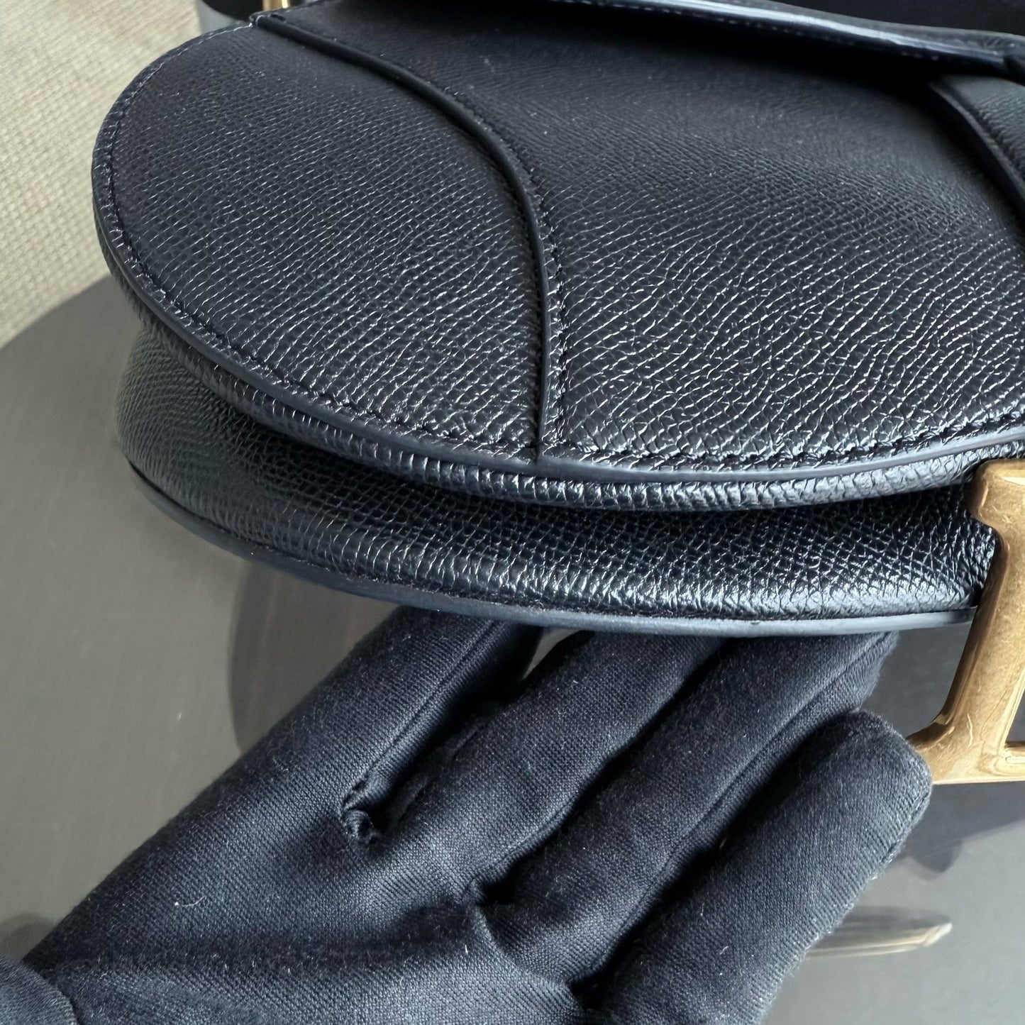 Kovancy Selle Medium avec sangle - Cuir de veau grainé noir, finitions dorées