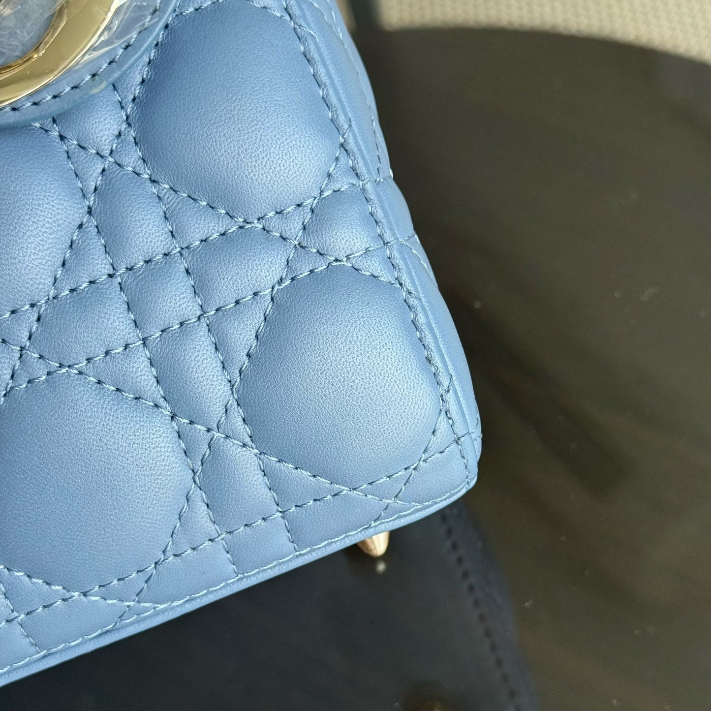 Kovancy Lady Petit rabat ABC - Cuir d'agneau Cannage bleu, quincaillerie dorée MyABC