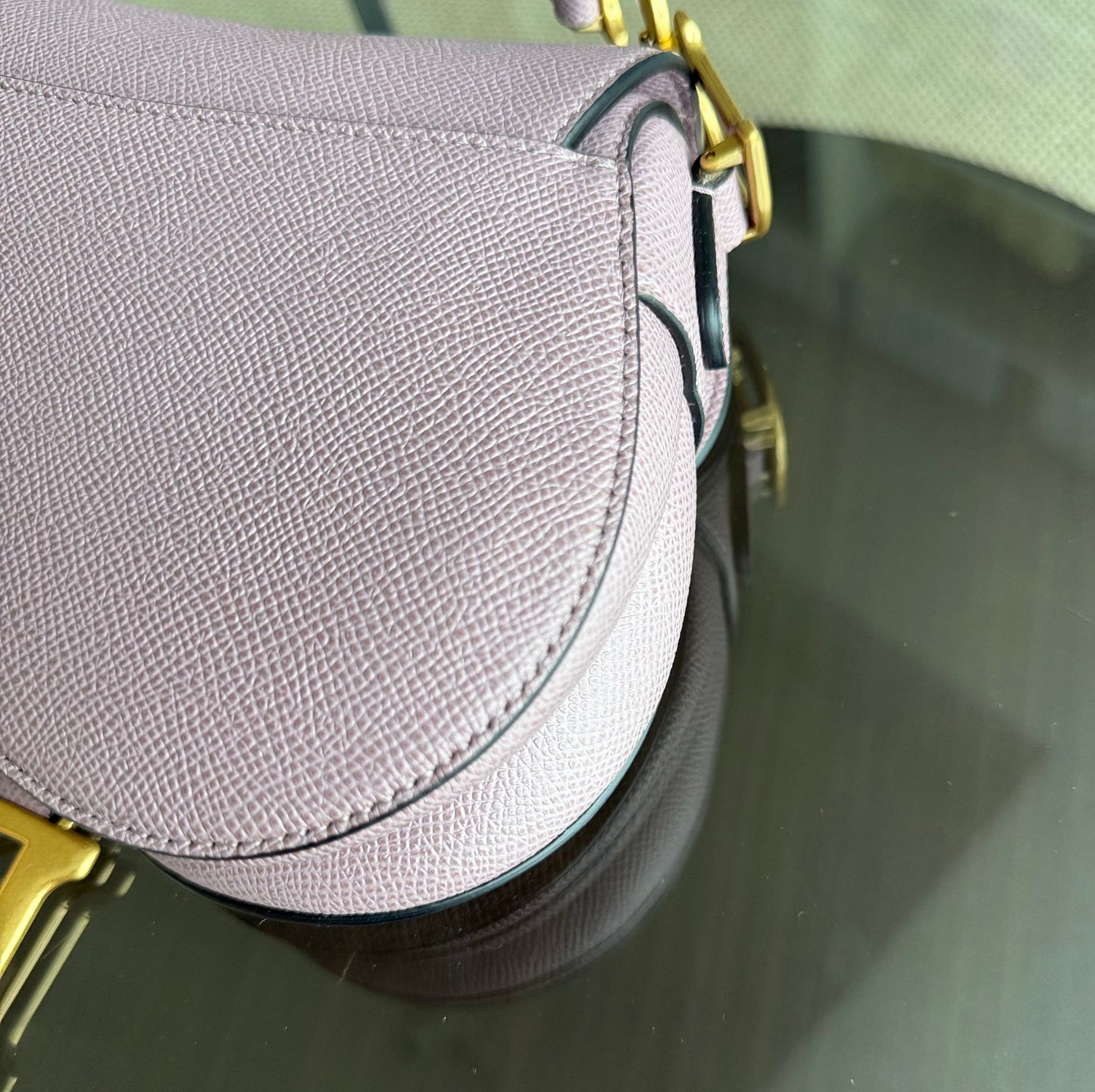 Kovancy Saddle Small - Bandoulière ajustable en cuir de veau grainé Nude Rose Hardware Gold
