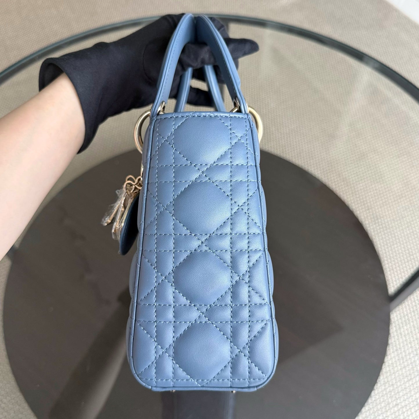 Kovancy Lady Petit rabat ABC - Cuir d'agneau Cannage bleu, quincaillerie dorée MyABC