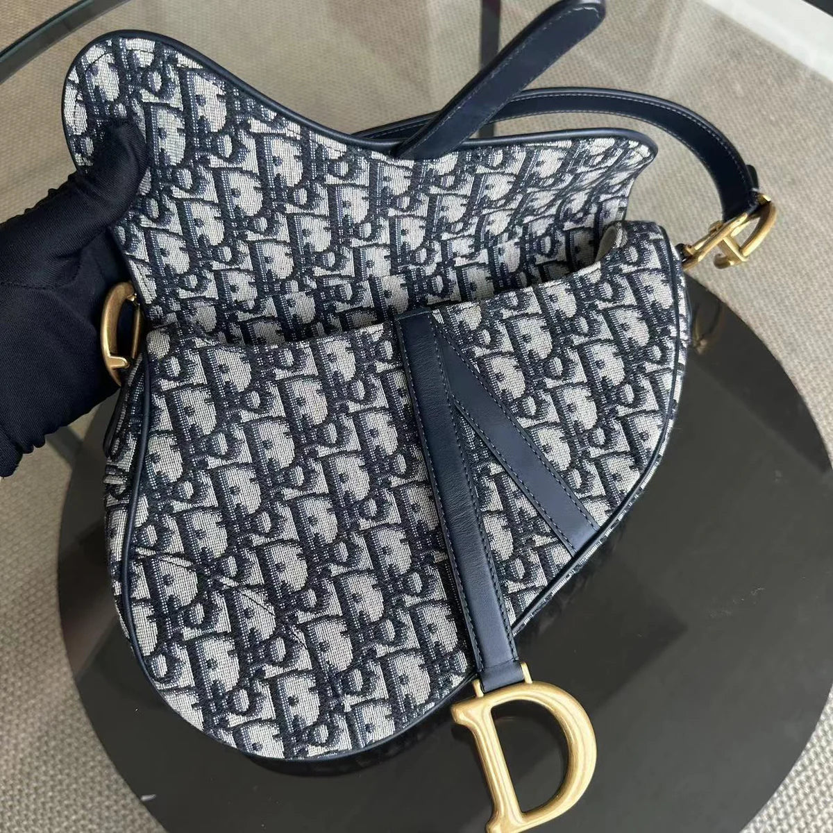 Kovancy Saddle Medium - Toile oblique, accessoires dorés
