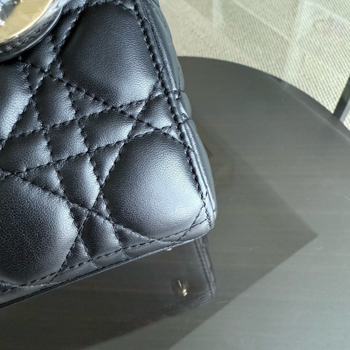 Kovancy Lady Petit modèle - Cuir d'agneau Cannage noir et matériel doré