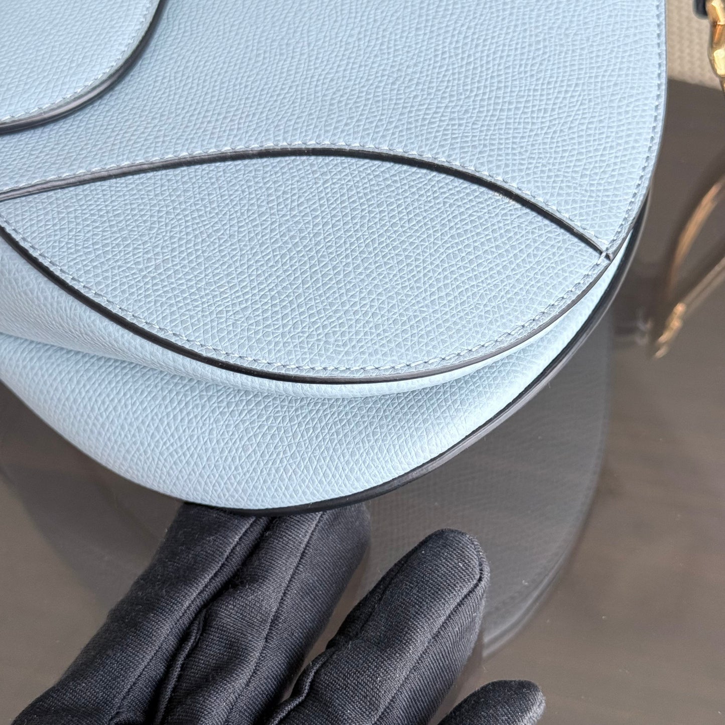 Kovancy Selle Medium - 25 cm en cuir de veau grainé bleu brume, accessoires dorés