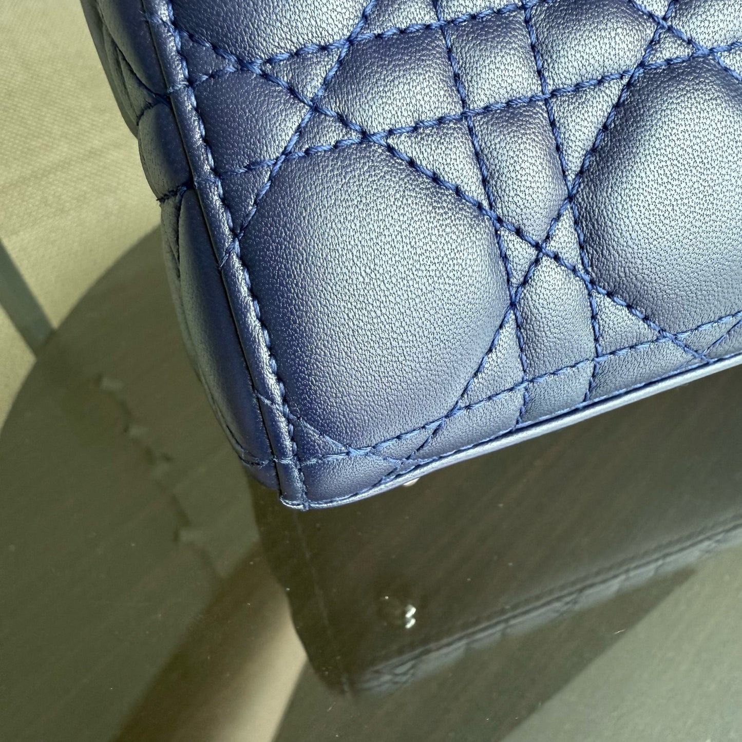 Kovancy Lady Petit rabat - Cuir d'agneau Cannage bleu foncé, quincaillerie argentée