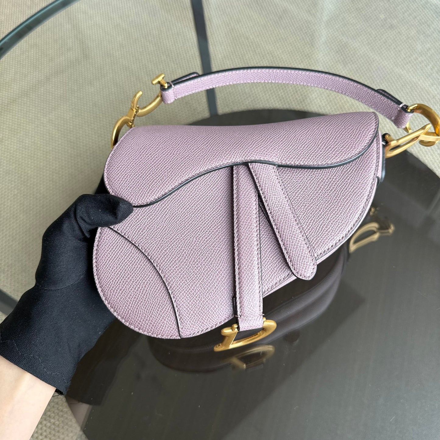 Kovancy Saddle Small - Bandoulière ajustable en cuir de veau grainé Nude Rose Hardware Gold