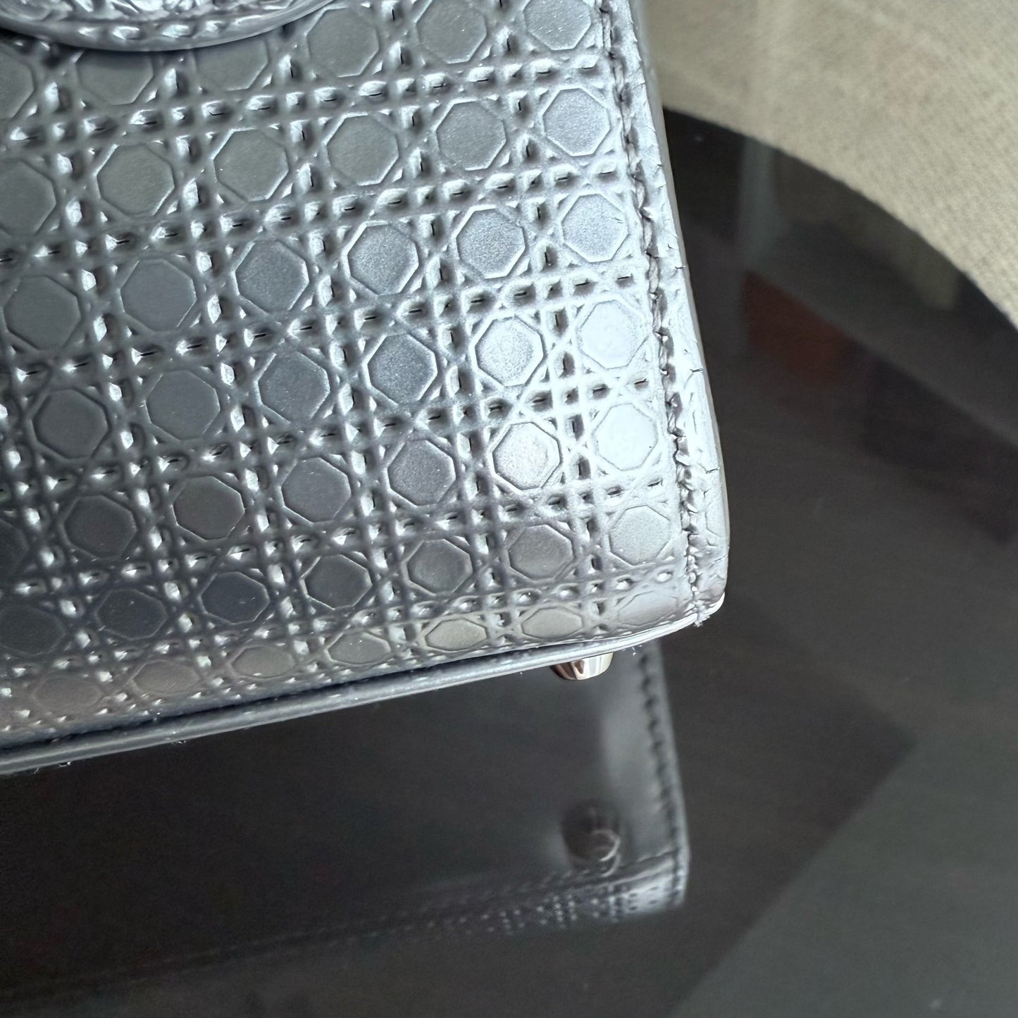 Kovancy Lady Mini - Bandoulière chaîne en cuir de veau métallisé Micro Cannage avec quincaillerie argentée