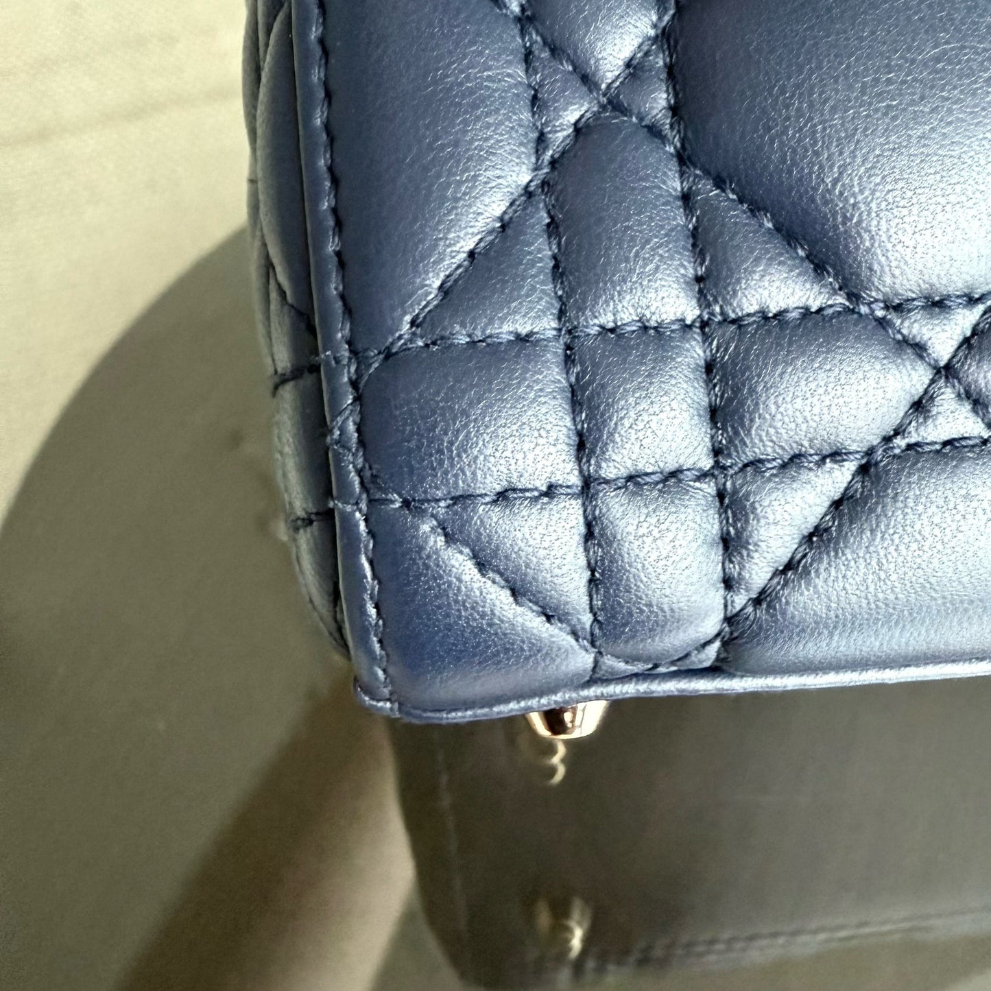 Kovancy Lady Mini - Bandoulière réglable en cuir d'agneau Cannage bleu foncé avec finitions dorées