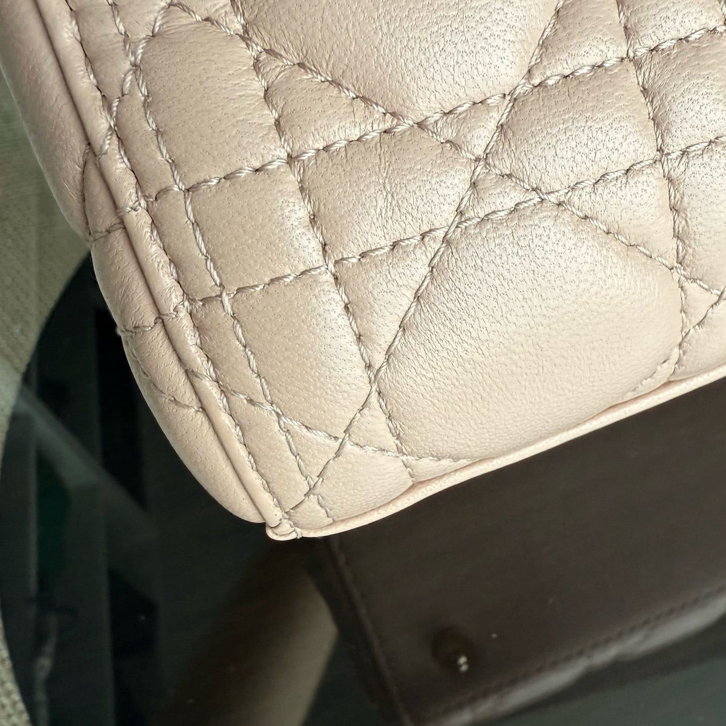 Kovancy Lady Moyen - Cuir d'agneau Cannage beige clair, finitions dorées