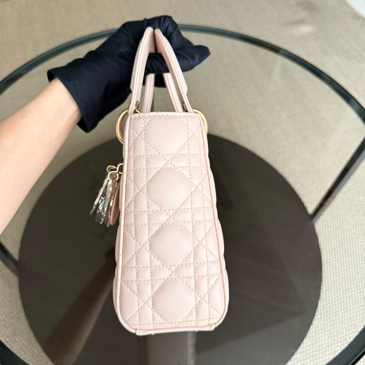 Kovancy Lady Petit rabat ABC - Cuir d'agneau Cannage rose poudré, quincaillerie dorée MyABC