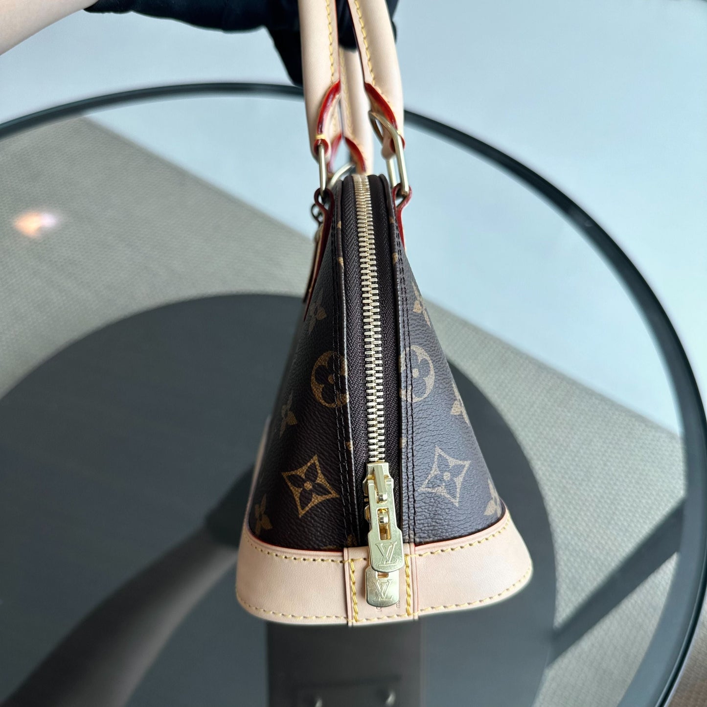 Kovancy Sac à bandoulière en cuir Alma BB Monogram