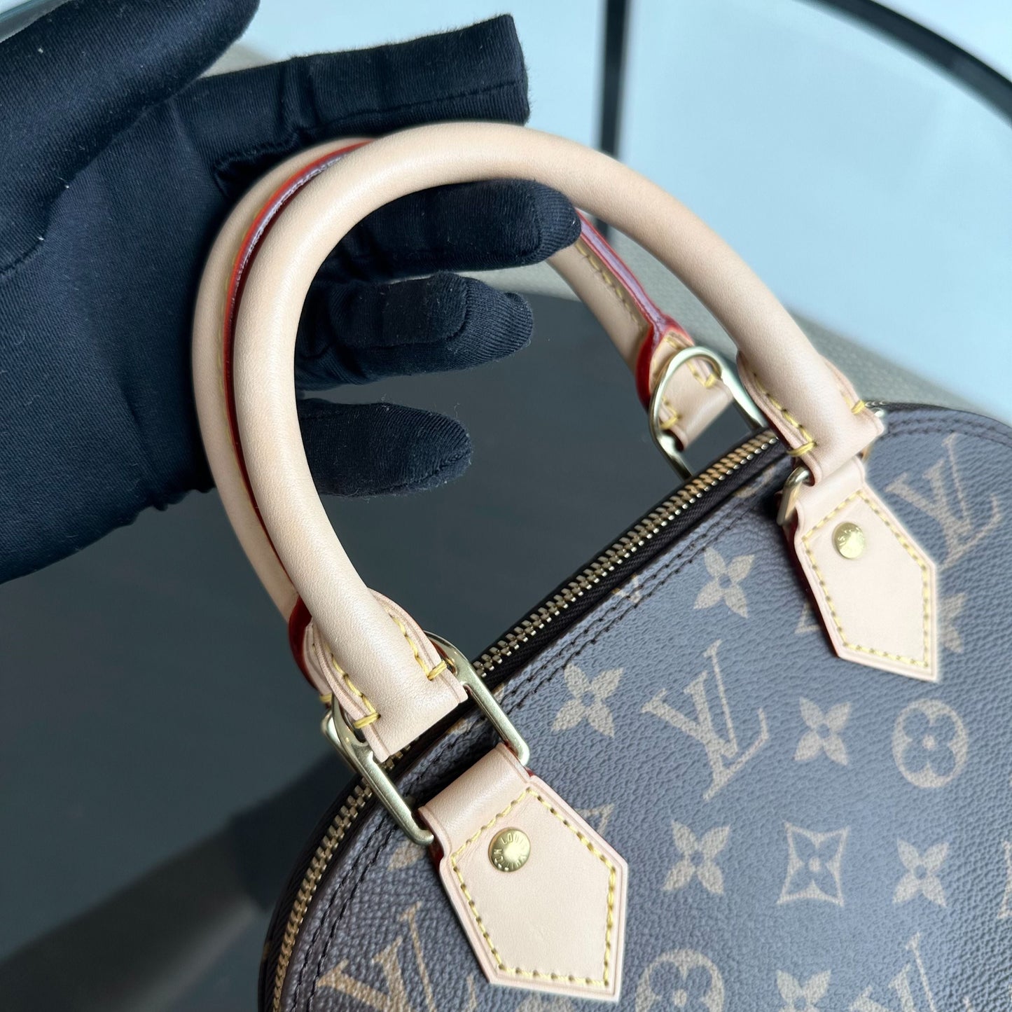 Kovancy Sac à bandoulière en cuir Alma BB Monogram