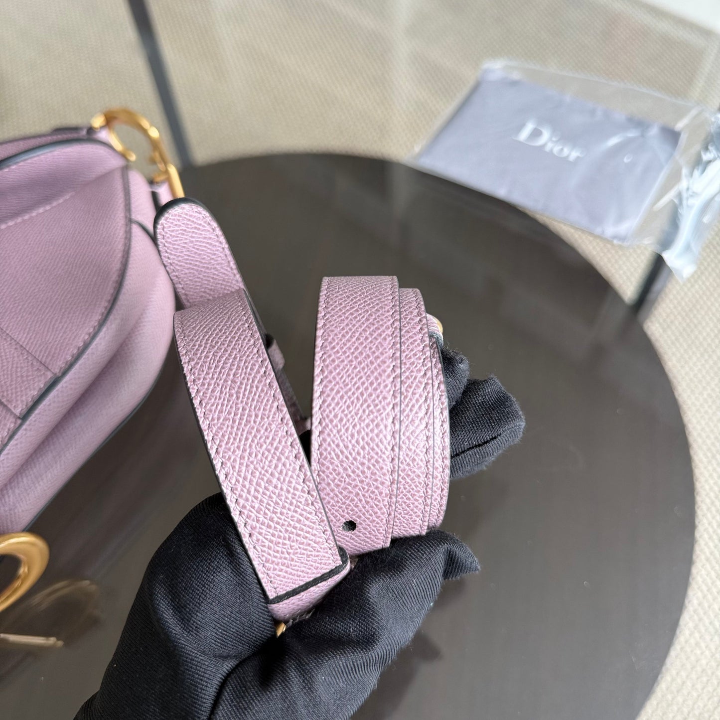 Kovancy Saddle Small - Bandoulière ajustable en cuir de veau grainé Nude Rose Hardware Gold