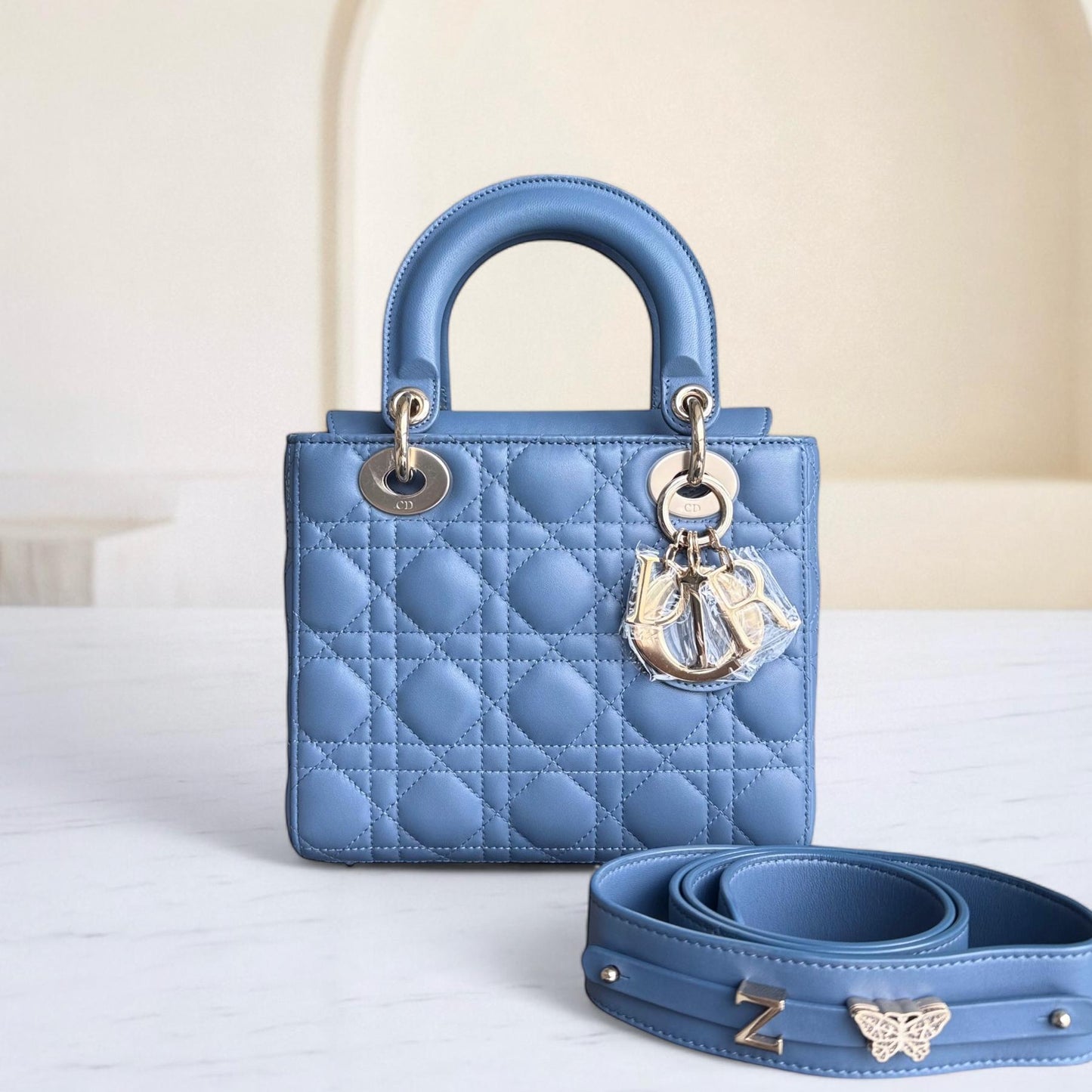 Kovancy Lady Petit rabat ABC - Cuir d'agneau Cannage bleu, quincaillerie dorée MyABC
