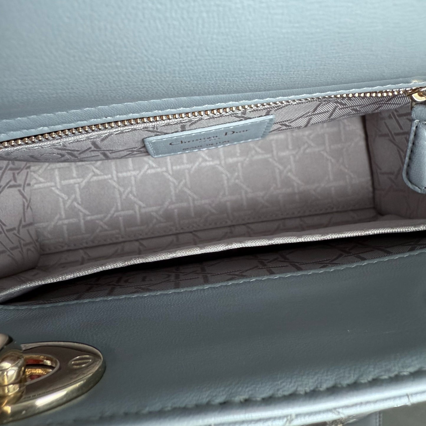 Kovancy Lady Petit - Cuir d'agneau Cannage Gris clair Quincaillerie grise et dorée
