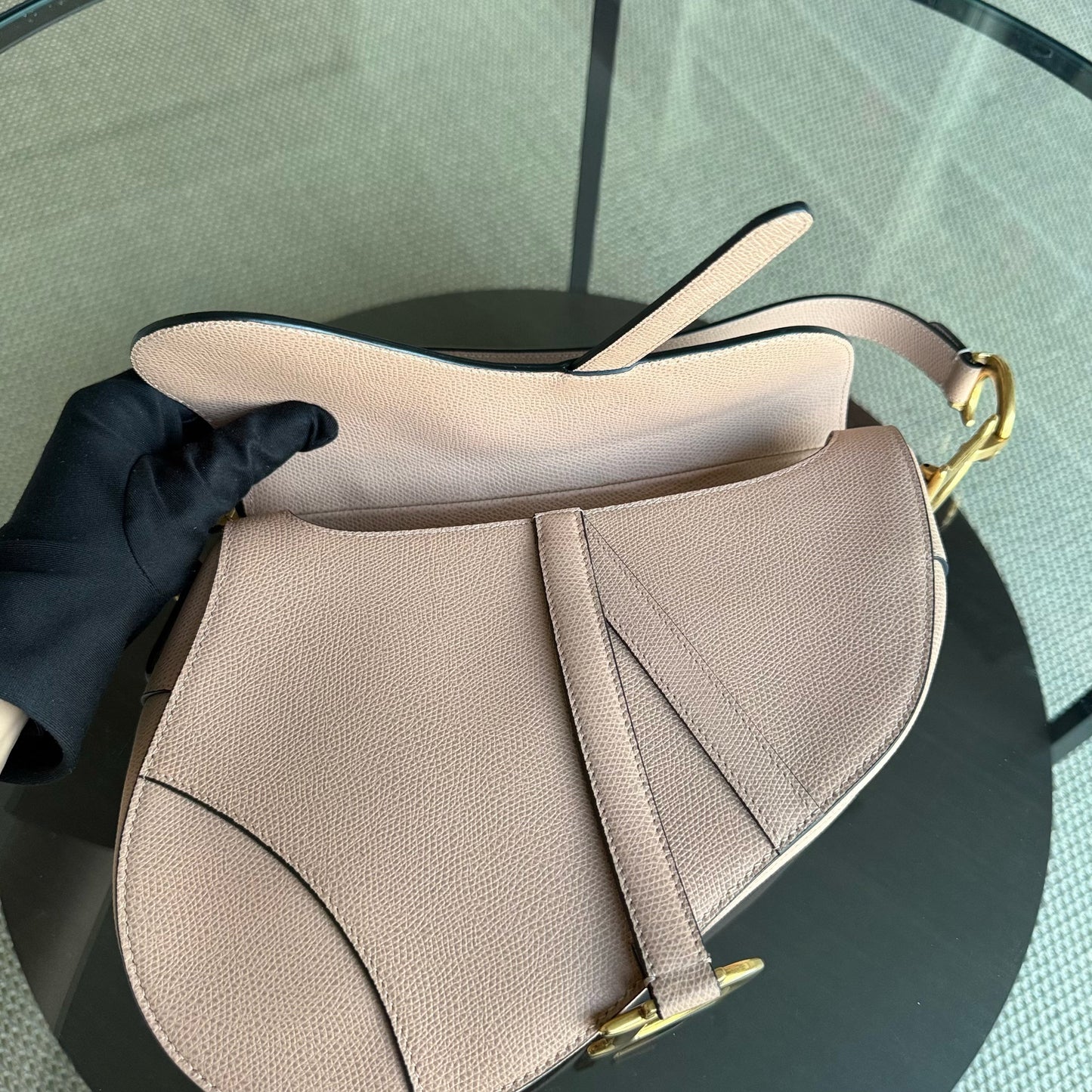 Kovancy Saddle Medium - Cuir de veau grainé Nude Rose Blush Ferrures dorées