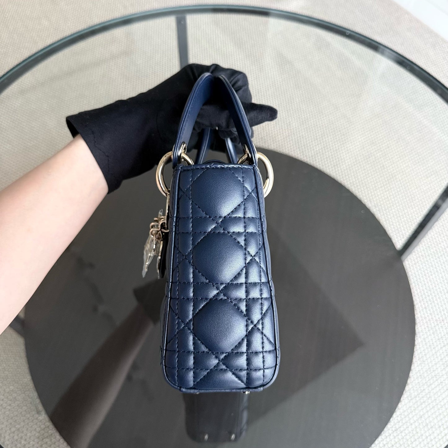 Kovancy Lady Mini - Bandoulière réglable en cuir d'agneau Cannage bleu foncé avec finitions dorées
