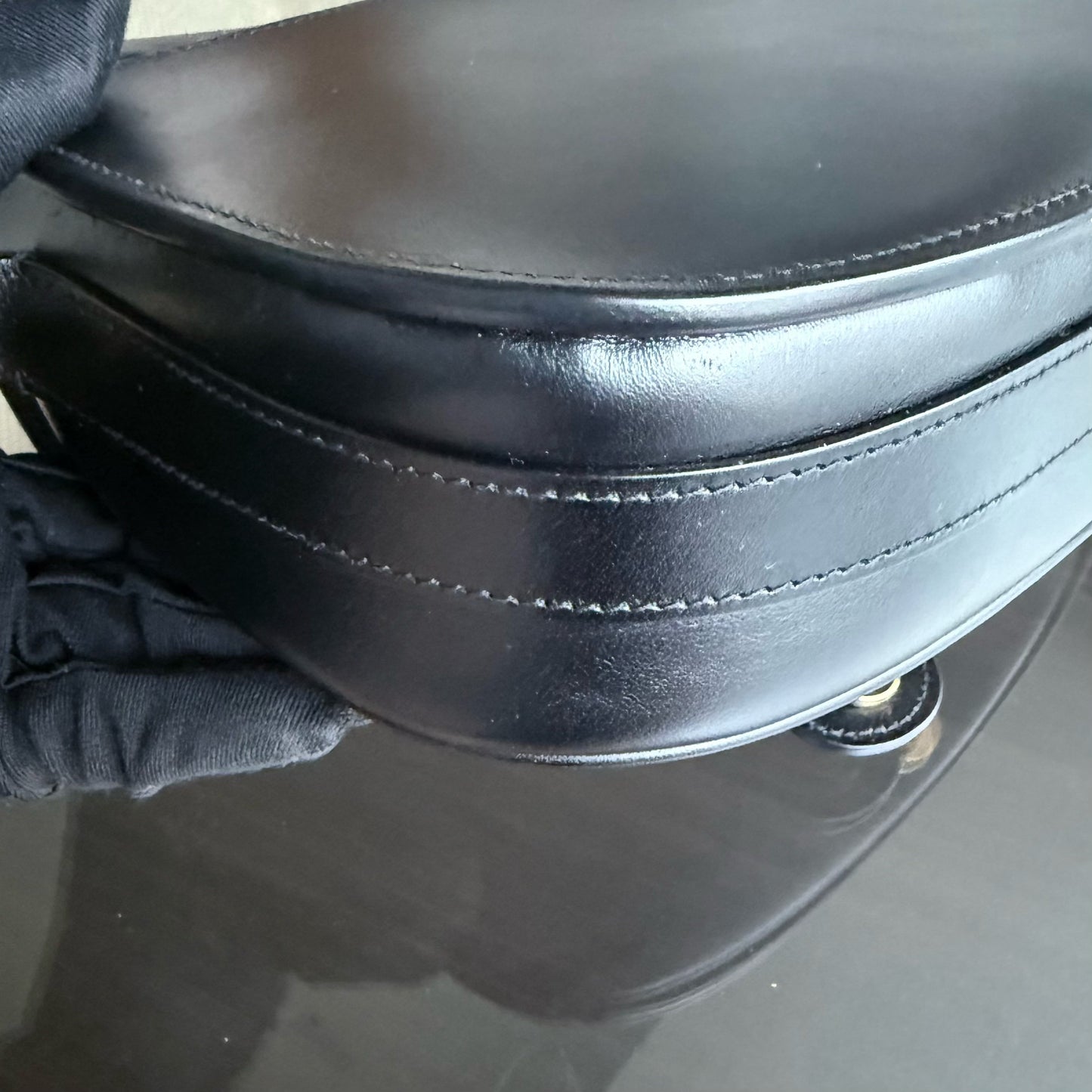 Kovancy Bobby Medium - Cuir de veau lisse noir, finitions dorées