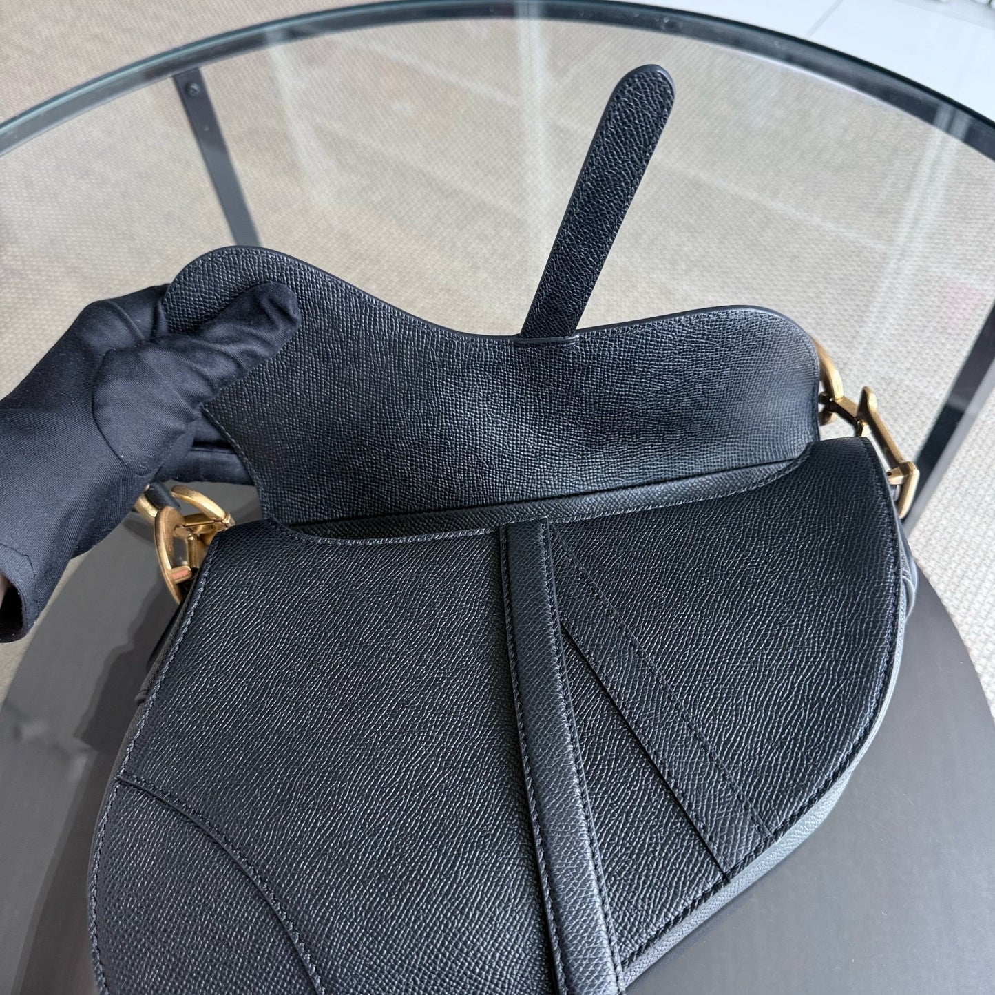 Kovancy Selle Medium avec sangle - Cuir de veau grainé noir, finitions dorées