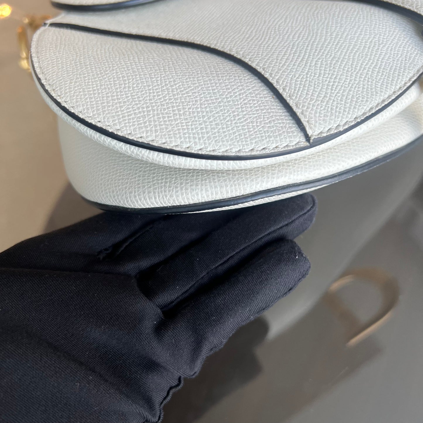 Kovancy Saddle Medium - Cuir de veau grainé, finitions en or blanc