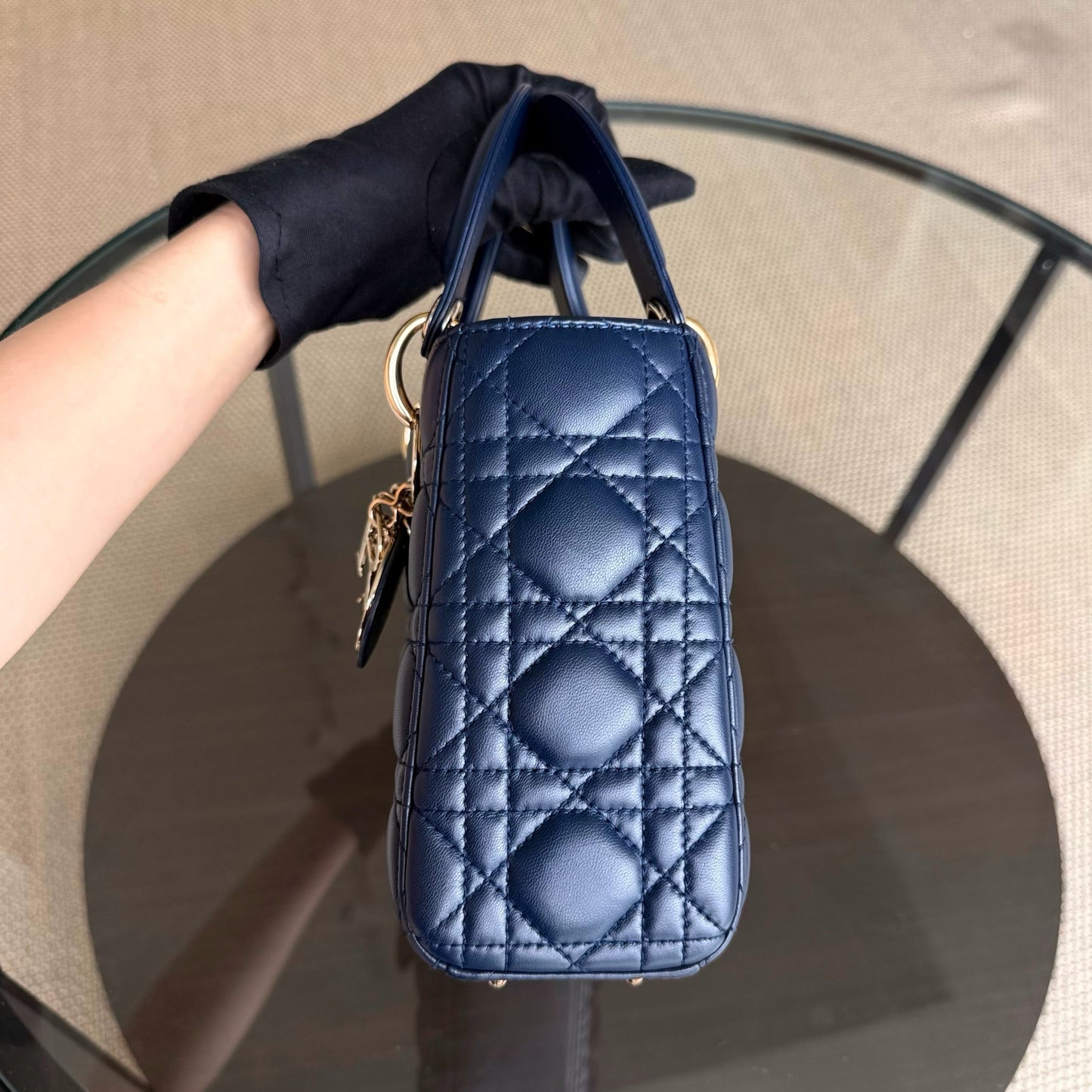 Kovancy Lady Petit rabat - Cuir d'agneau Cannage bleu foncé, quincaillerie dorée