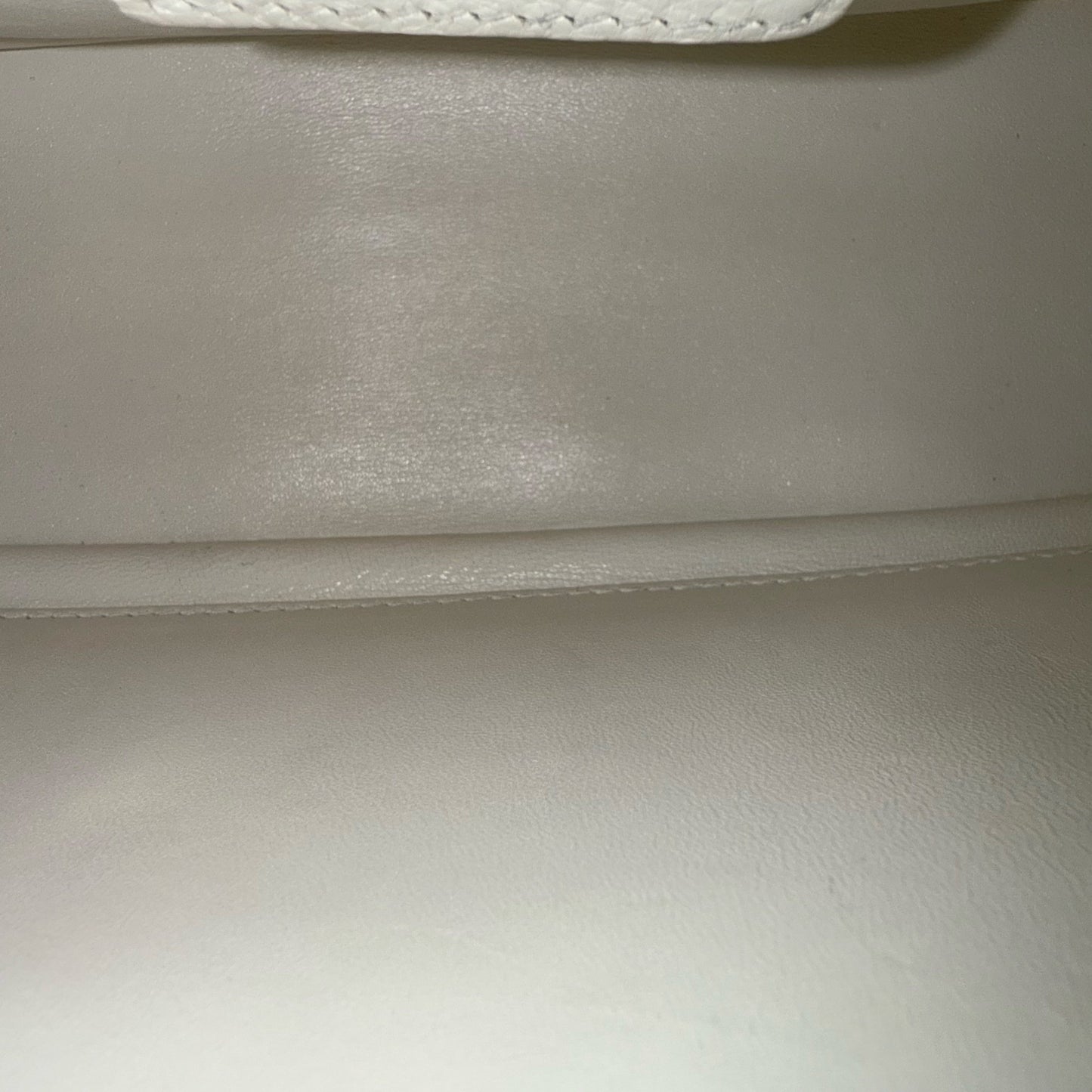 Kovancy Caro Medium - Cuir de veau grainé Cannage, finitions en or blanc