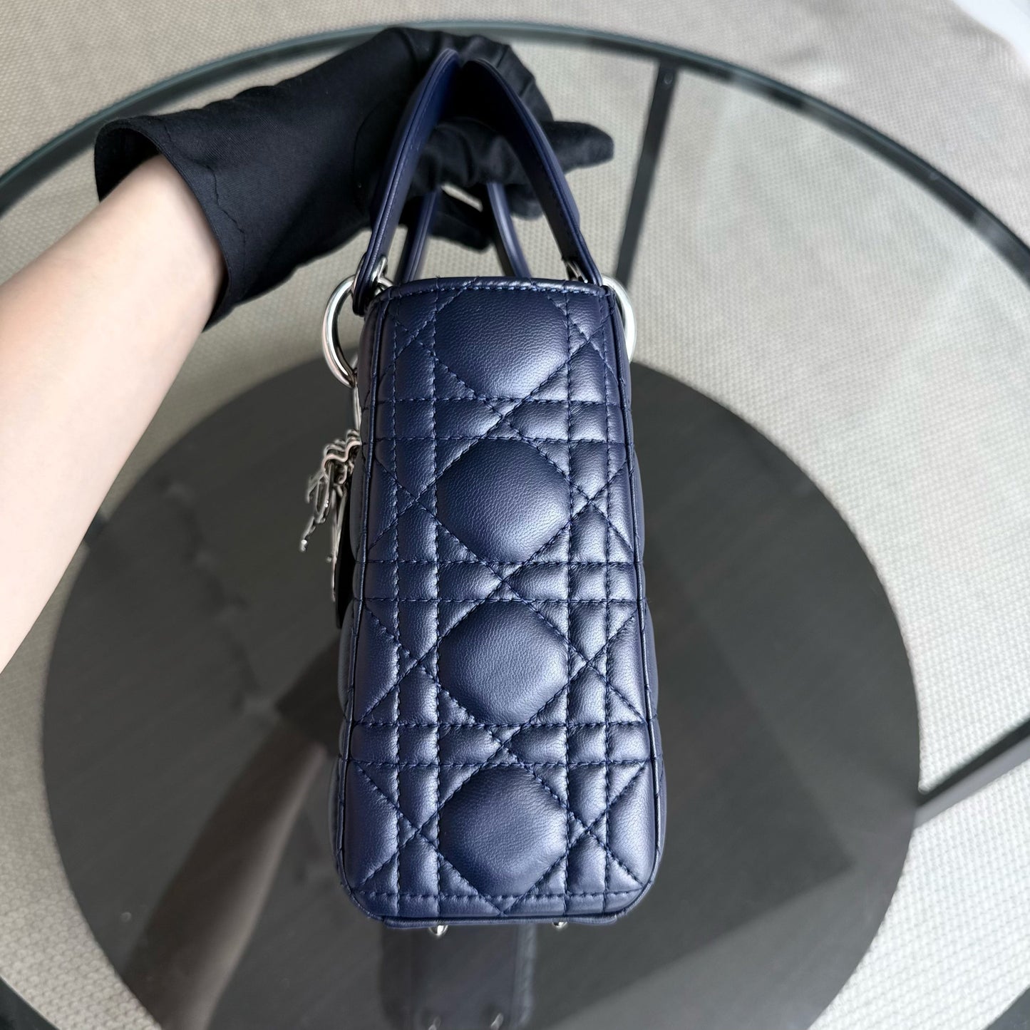 Kovancy Lady Petit rabat - Cuir d'agneau Cannage bleu foncé, quincaillerie argentée