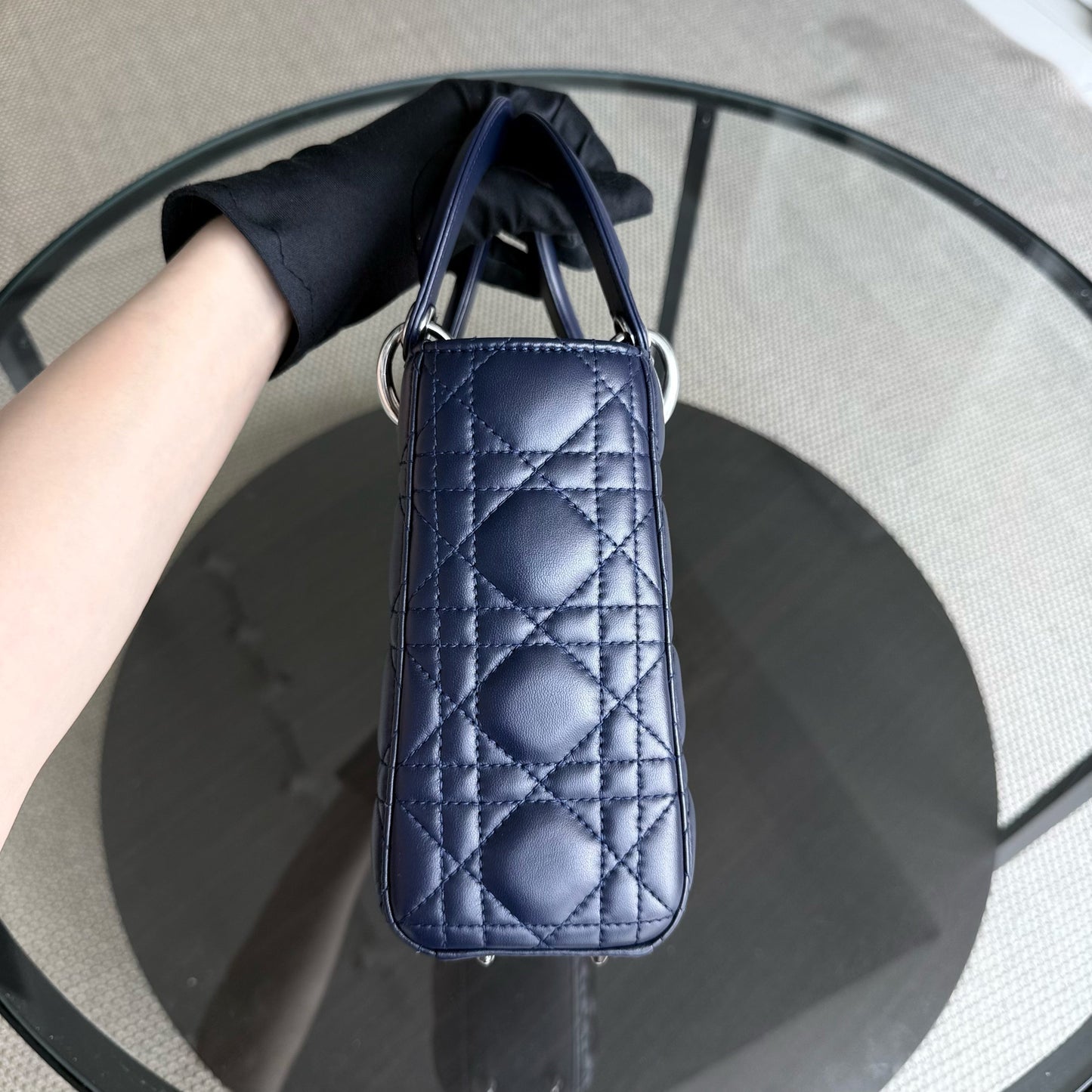 Kovancy Lady Petit rabat - Cuir d'agneau Cannage bleu foncé, quincaillerie argentée