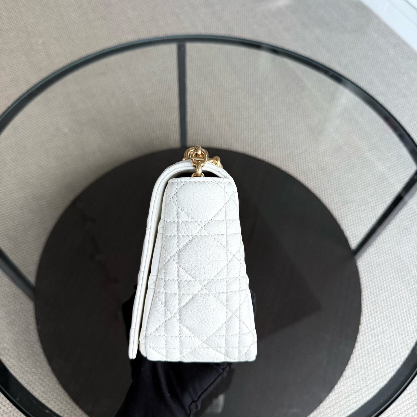 Kovancy Caro Medium - Cuir de veau grainé Cannage, finitions en or blanc