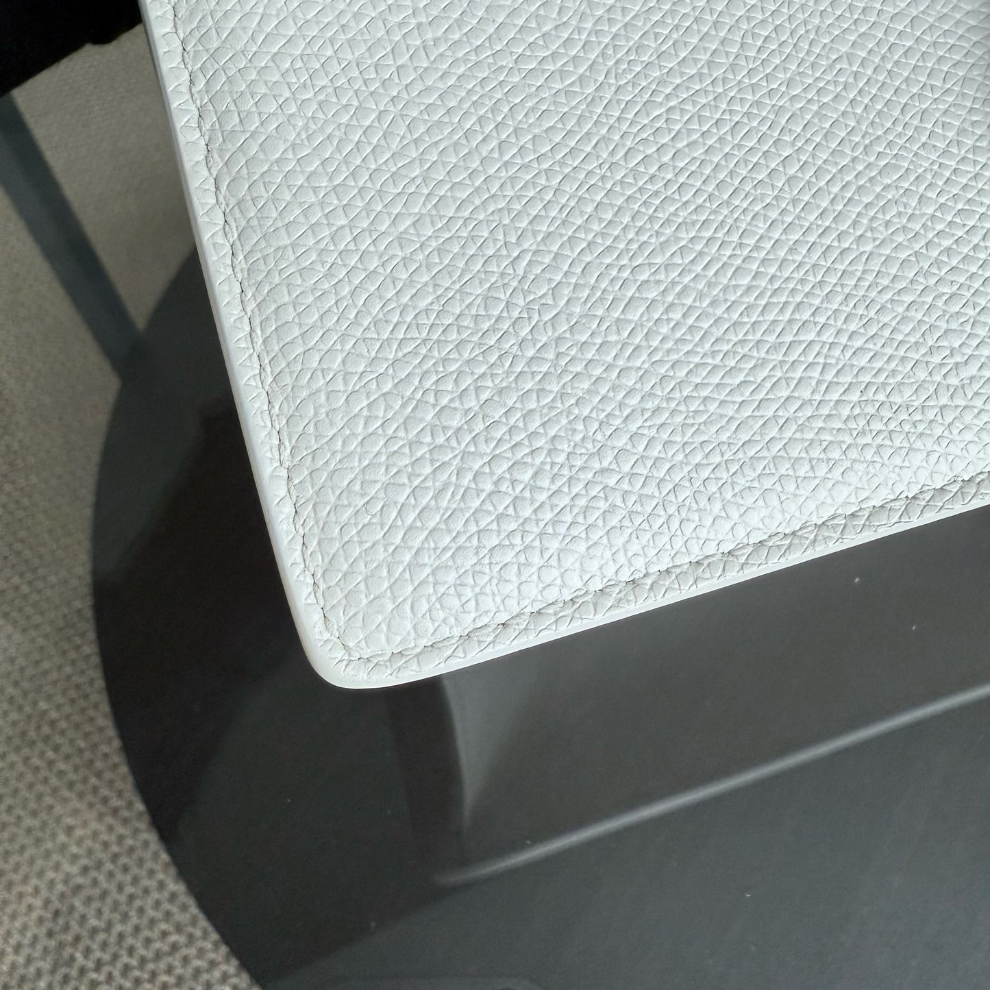 Kovancy 30 Montaigne - Cuir de veau grainé blanc, accastillage argenté