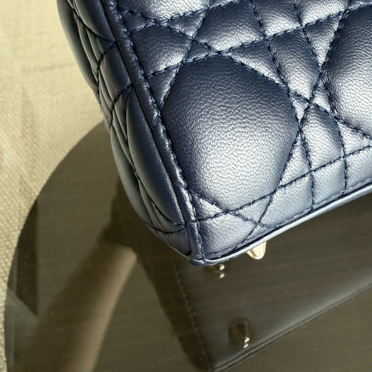 Kovancy Lady Petit rabat - Cuir d'agneau Cannage bleu foncé, quincaillerie dorée