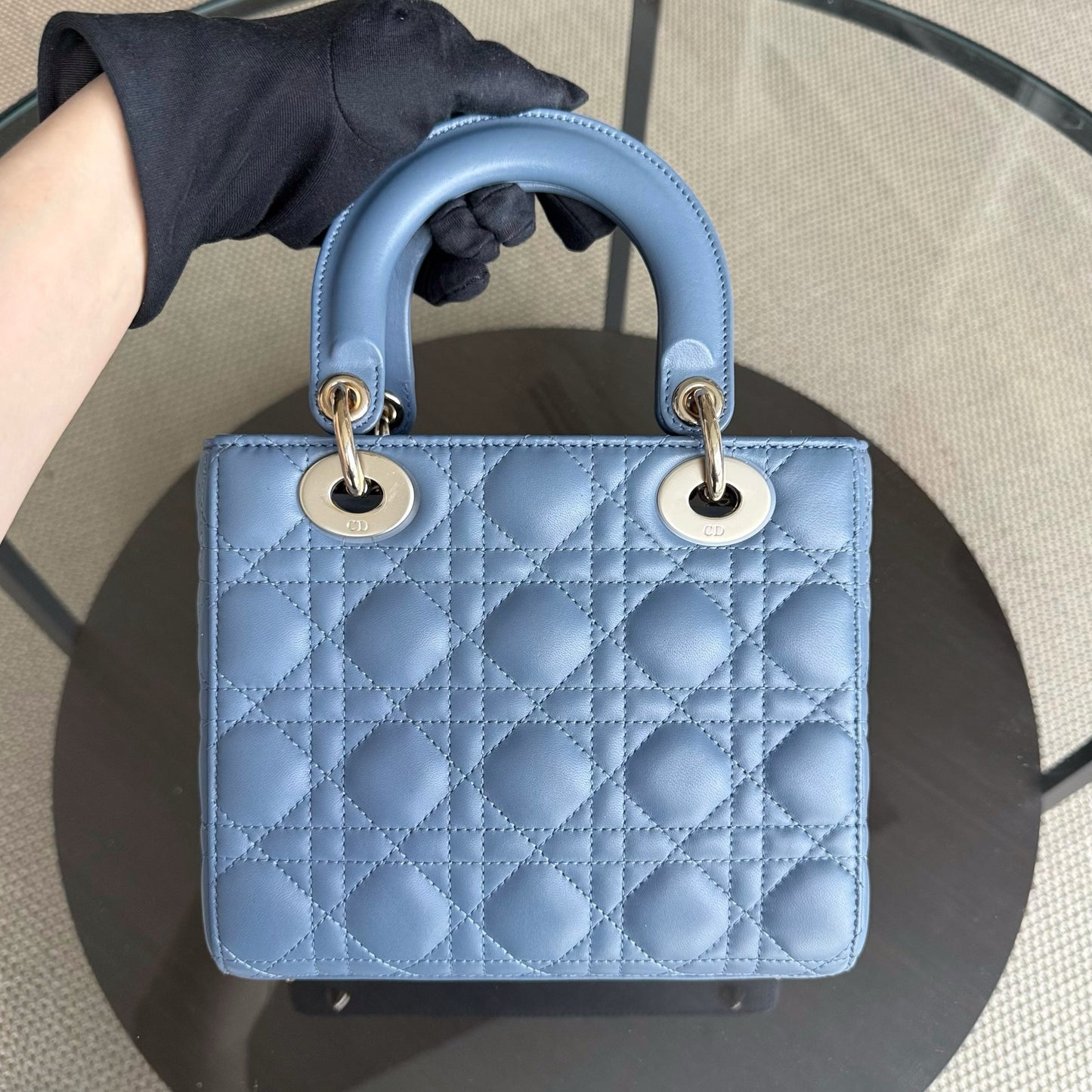 Kovancy Lady Petit rabat ABC - Cuir d'agneau Cannage bleu, quincaillerie dorée MyABC
