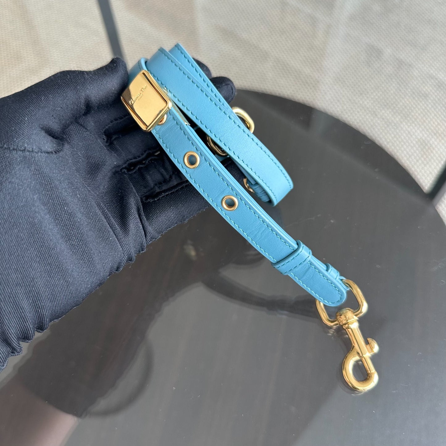Kovancy Bobby East West - Sac bandoulière en cuir de veau lisse, accastillage bleu doré