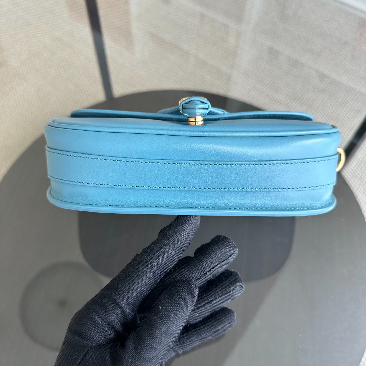 Kovancy Bobby East West - Sac bandoulière en cuir de veau lisse, accastillage bleu doré