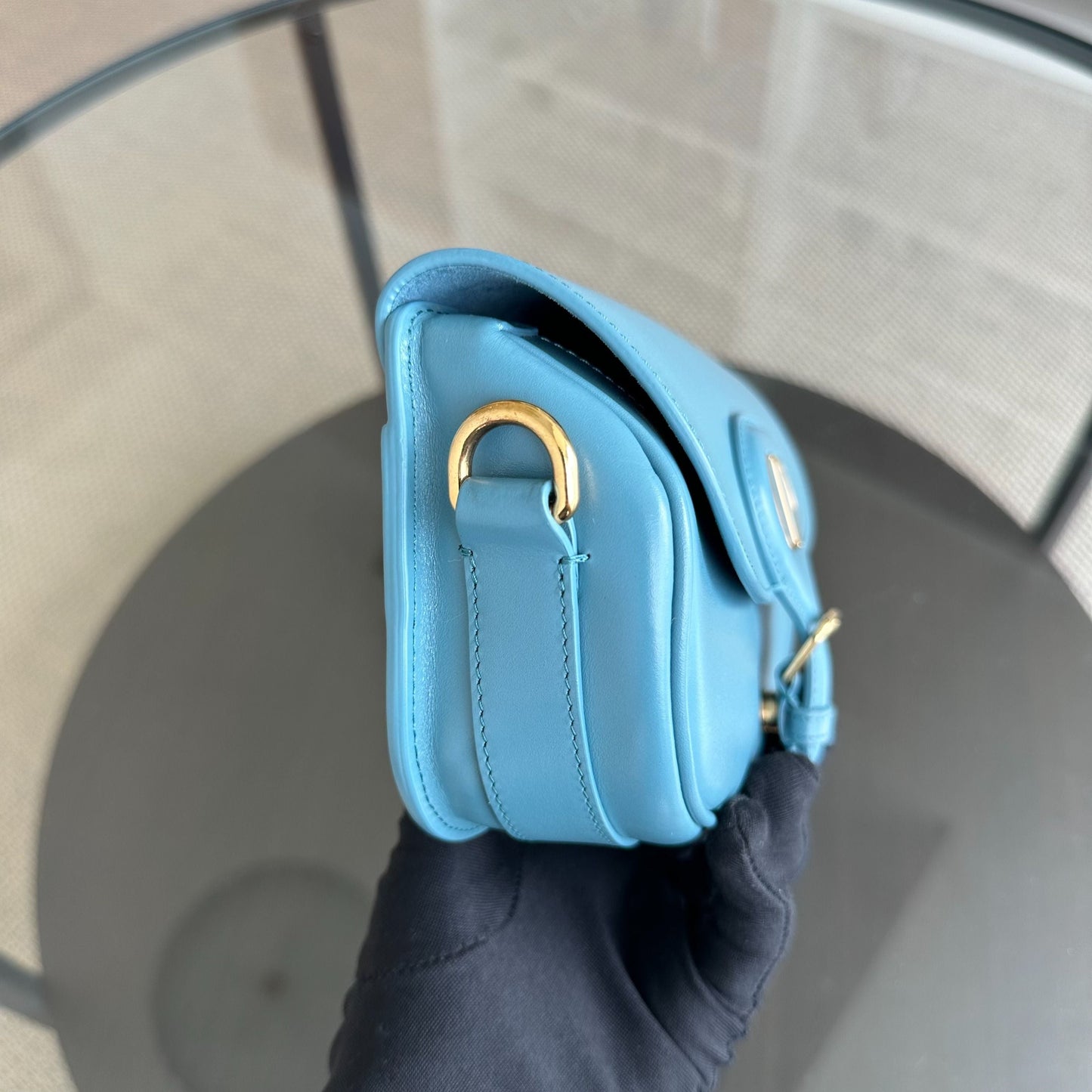 Kovancy Bobby East West - Sac bandoulière en cuir de veau lisse, accastillage bleu doré