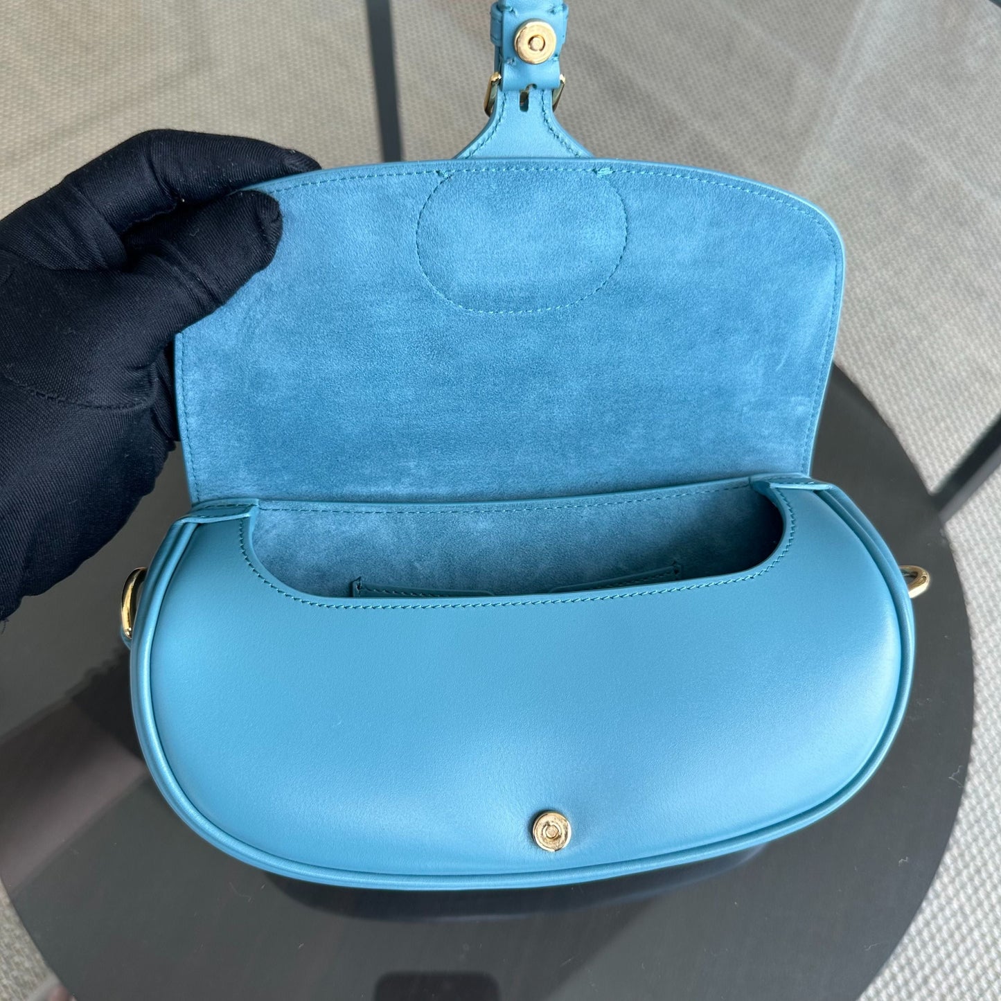 Kovancy Bobby East West - Sac bandoulière en cuir de veau lisse, accastillage bleu doré