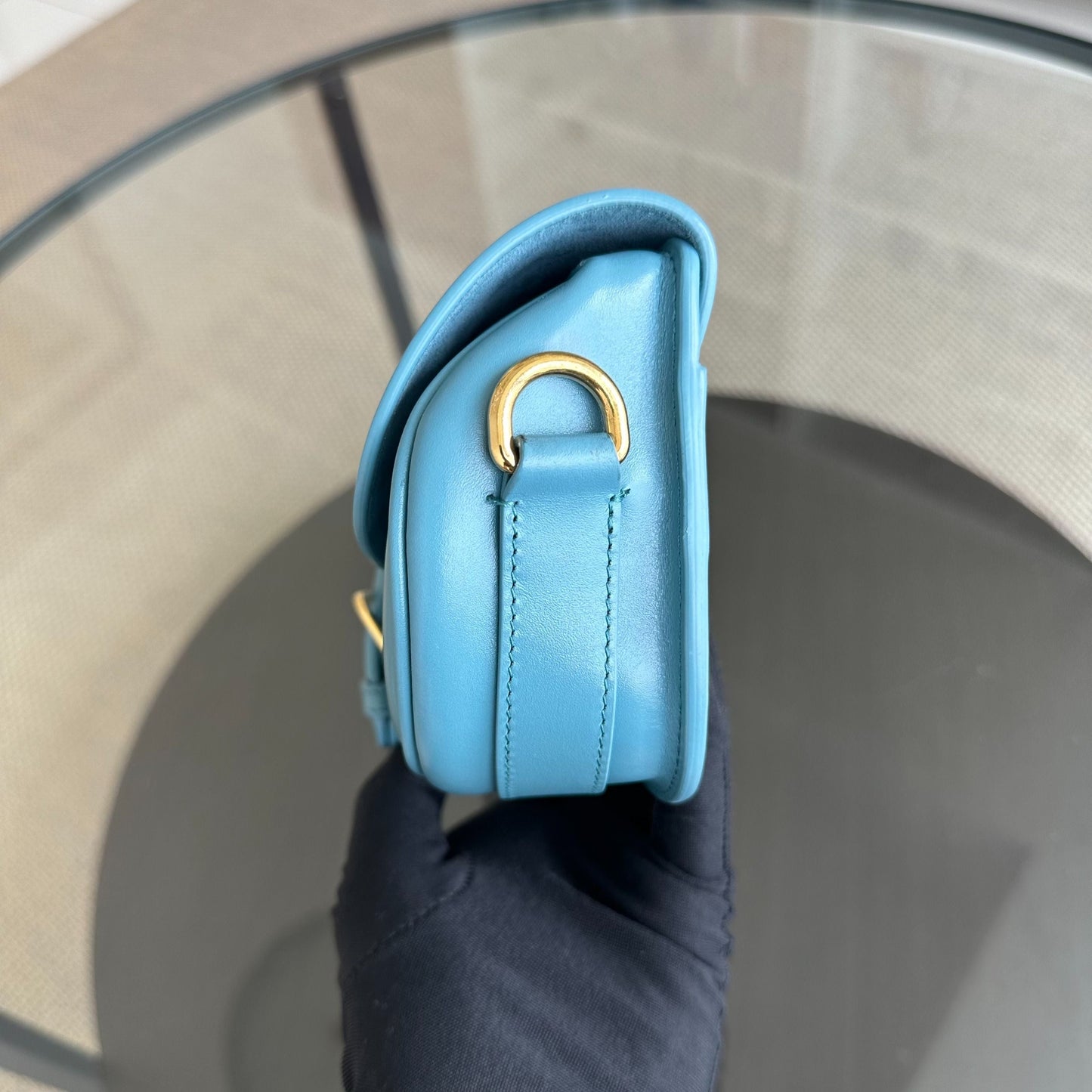 Kovancy Bobby East West - Sac bandoulière en cuir de veau lisse, accastillage bleu doré