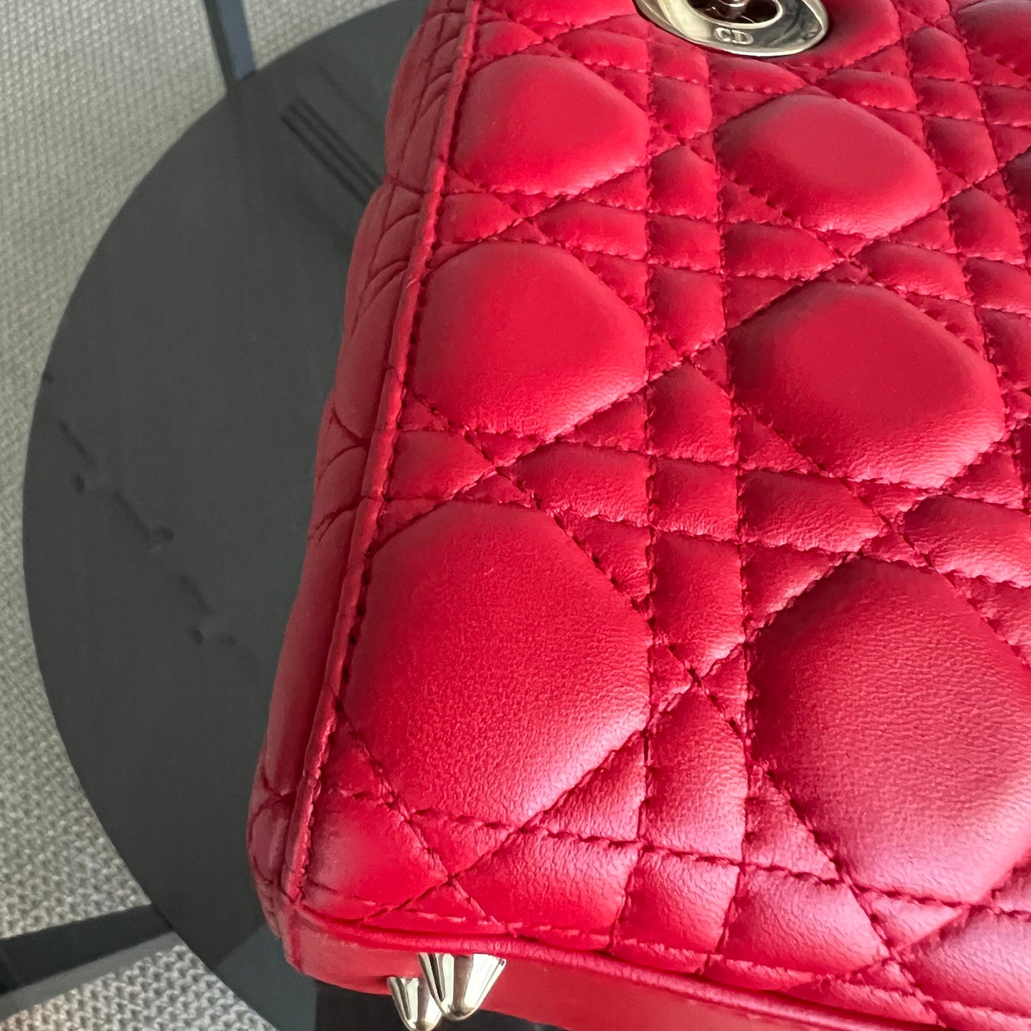 Kovancy Lady Petit rabat - Agneau Cannage, finitions or rouge