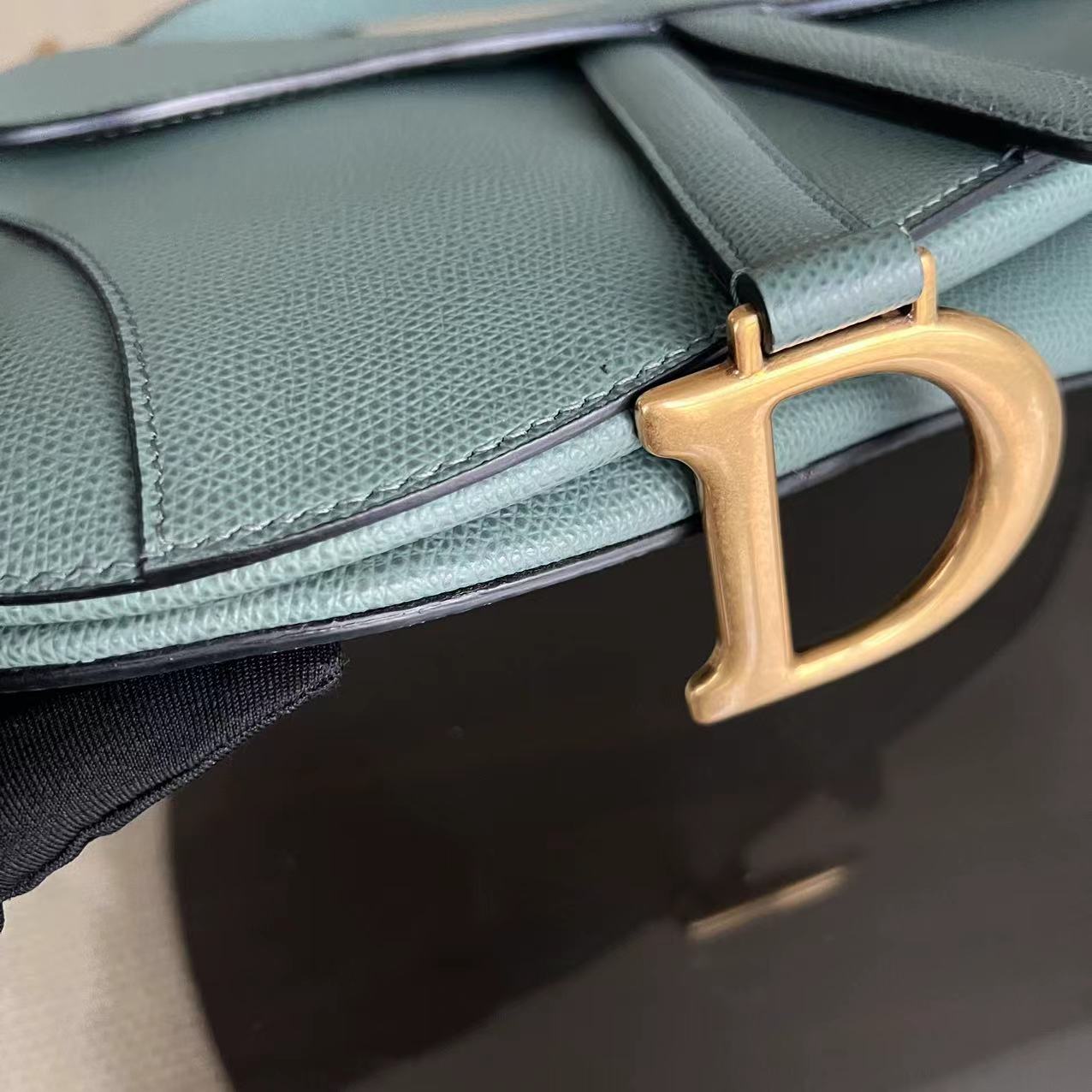 Kovancy Saddle Medium - Cuir de veau grainé 25CM Haze Green Hardware doré