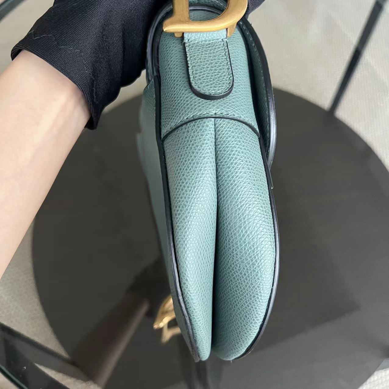 Kovancy Saddle Medium - Cuir de veau grainé 25CM Haze Green Hardware doré