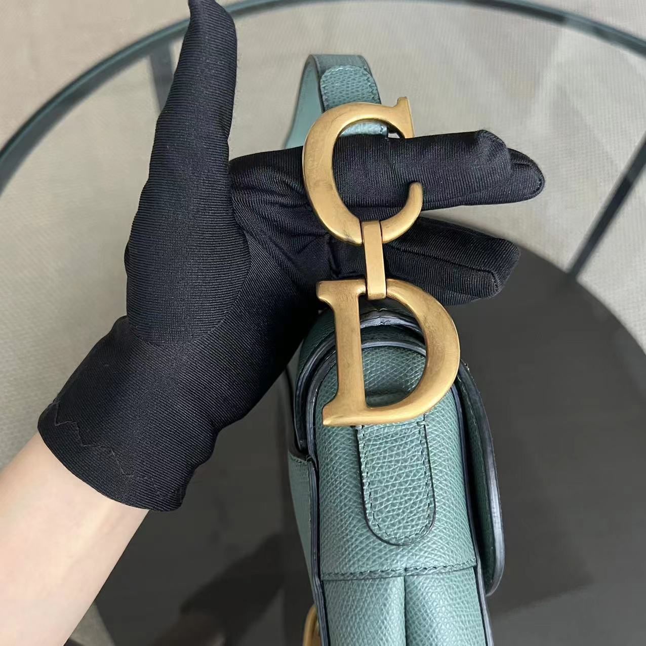 Kovancy Saddle Medium - Cuir de veau grainé 25CM Haze Green Hardware doré