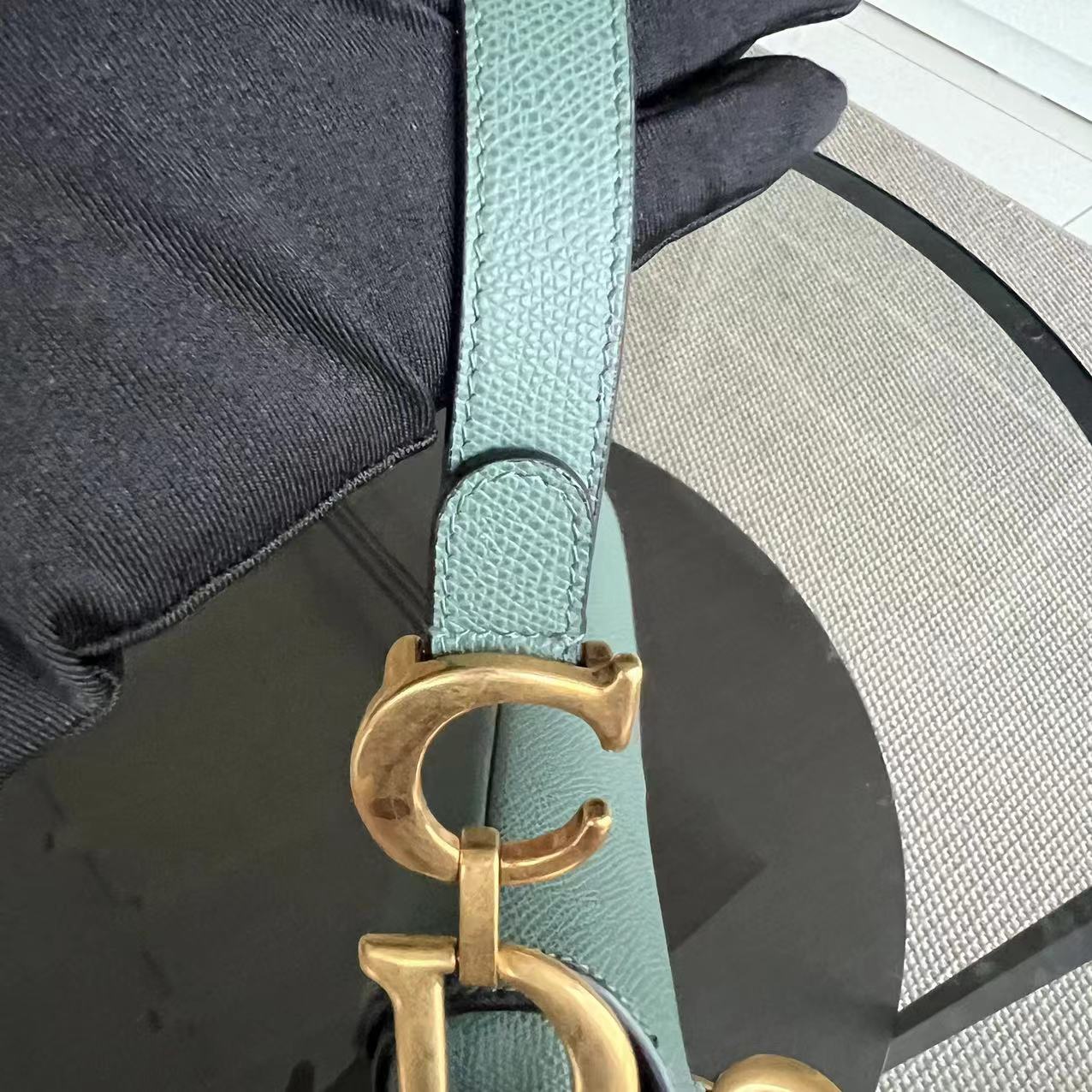 Kovancy Saddle Medium - Cuir de veau grainé 25CM Haze Green Hardware doré